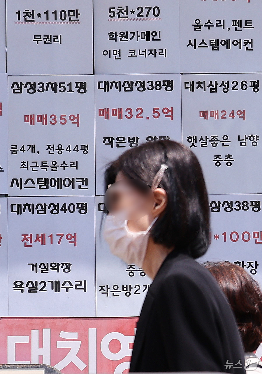 (서울=뉴스1) 박지혜 기자 = 서울 강남구와 경기 과천시에서 지난 4월 아파트 매매 10건 중 6건이 신고가 거래로 나타났다. 12일 직방이 국토교통부 실거래가 자료를 분석한 결 …