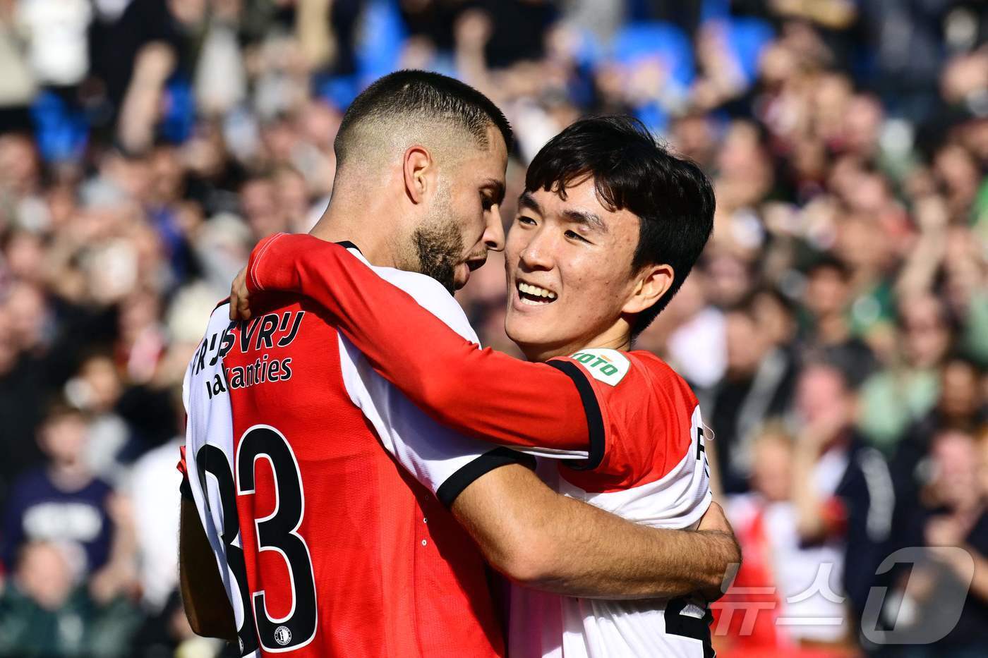 본문 이미지 - 페예노르트의 황인범&#40;오른쪽&#41; ⓒ AFP=뉴스1