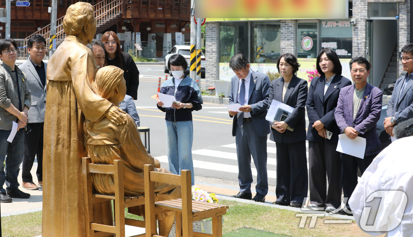 (광주=뉴스1) 최성국 기자 = 별세한 일본군 위안부 피해자 故 이옥선 할머니를 형상화한 광주 남구 양림동 평화의 소녀상에서 12일 일제강제동원시민모임을 비롯한 광주 남구 공직자들 …