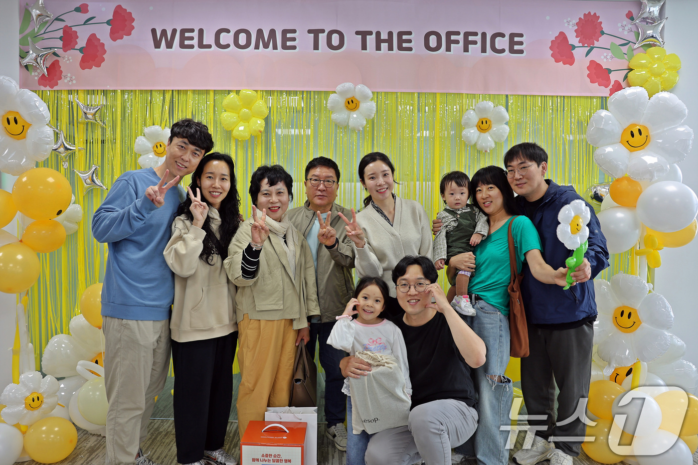 (서울=뉴스1) = 롯데물산이 지난 10일과 11일 서울 송파구 롯데월드 타워에서 가정의 달을 맞아 임직원 및 가족을 초청해 소통하는 가족 초청 행사 'SHOW ME THE OFF …