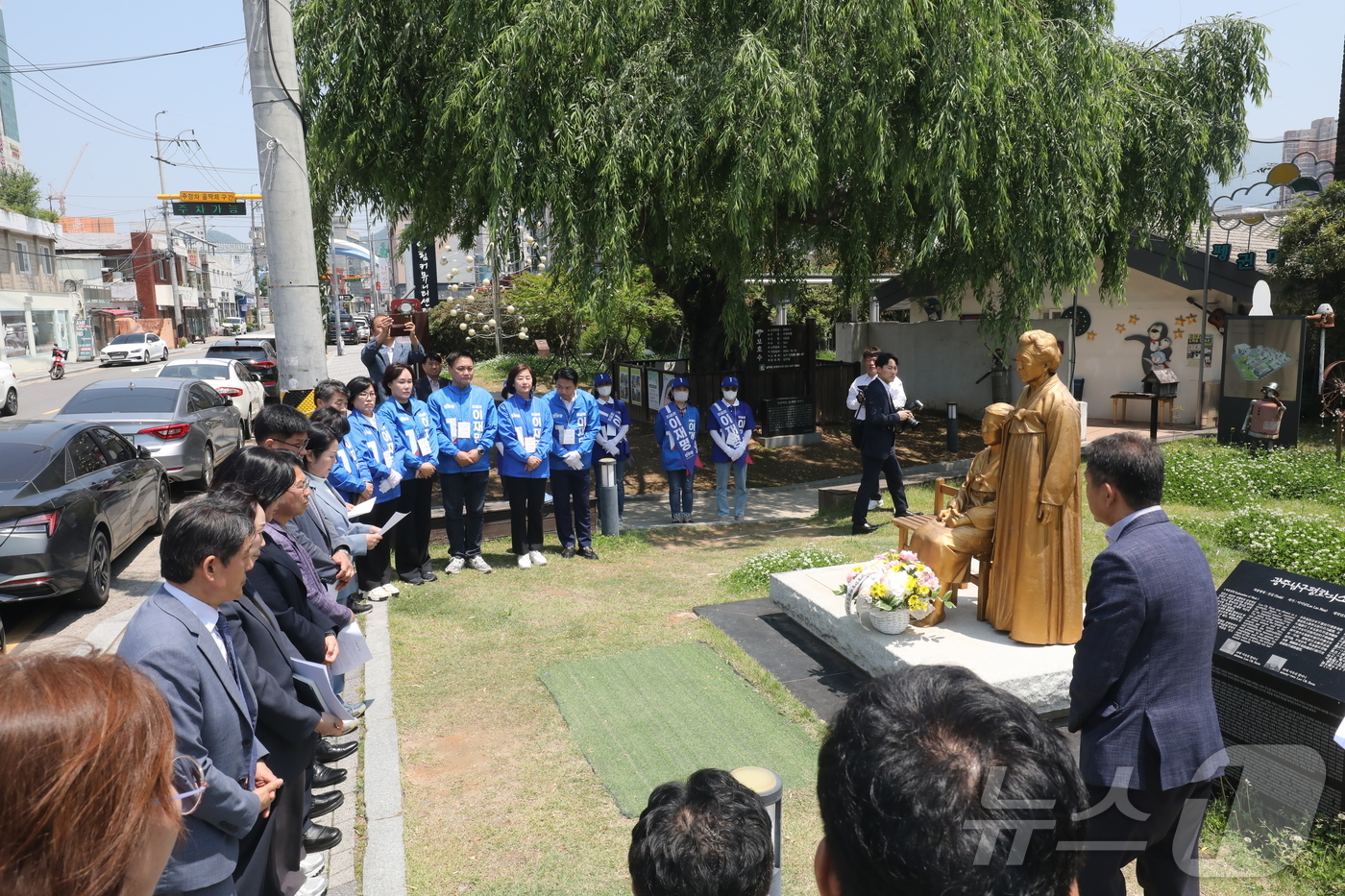 (광주=뉴스1) 최성국 기자 = 별세한 일본군 위안부 피해자 故 이옥선 할머니를 형상화한 광주 남구 양림동 평화의 소녀상에서 12일 일제강제동원시민모임을 비롯한 광주 남구 공직자들 …