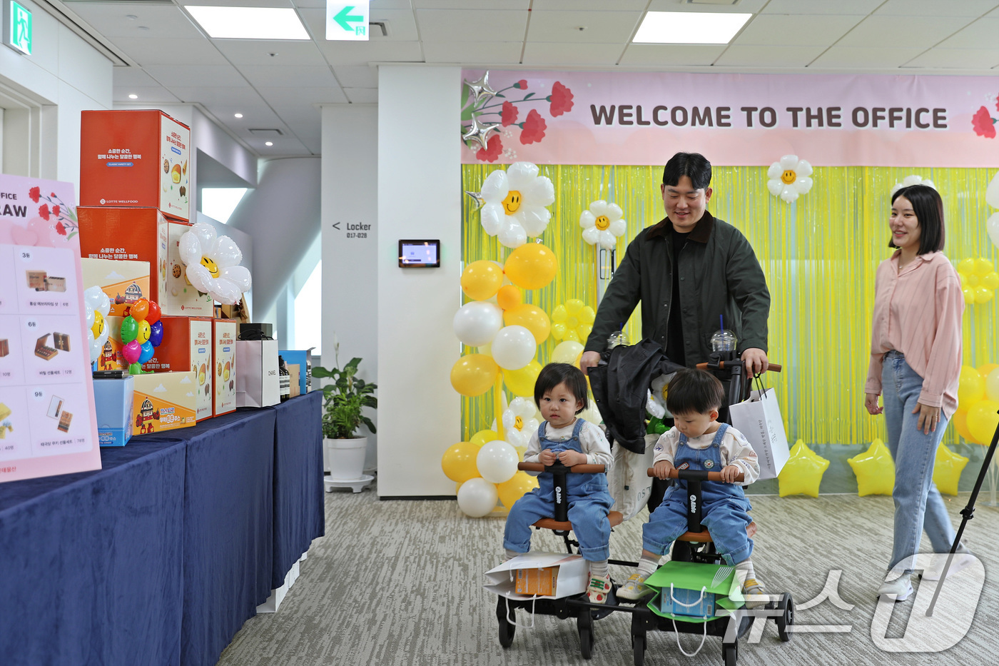 (서울=뉴스1) = 롯데물산이 지난 10일과 11일 서울 송파구 롯데월드 타워에서 가정의 달을 맞아 임직원 및 가족을 초청해 소통하는 가족 초청 행사 'SHOW ME THE OFF …