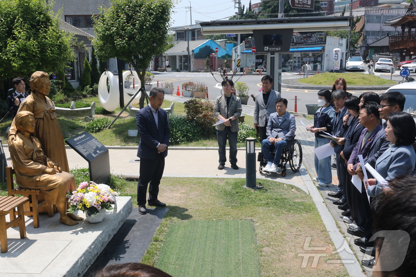 (광주=뉴스1) 최성국 기자 = 별세한 일본군 위안부 피해자 故 이옥선 할머니를 형상화한 광주 남구 양림동 평화의 소녀상에서 12일 일제강제동원시민모임과 광주 남구 공직자, 남구의 …