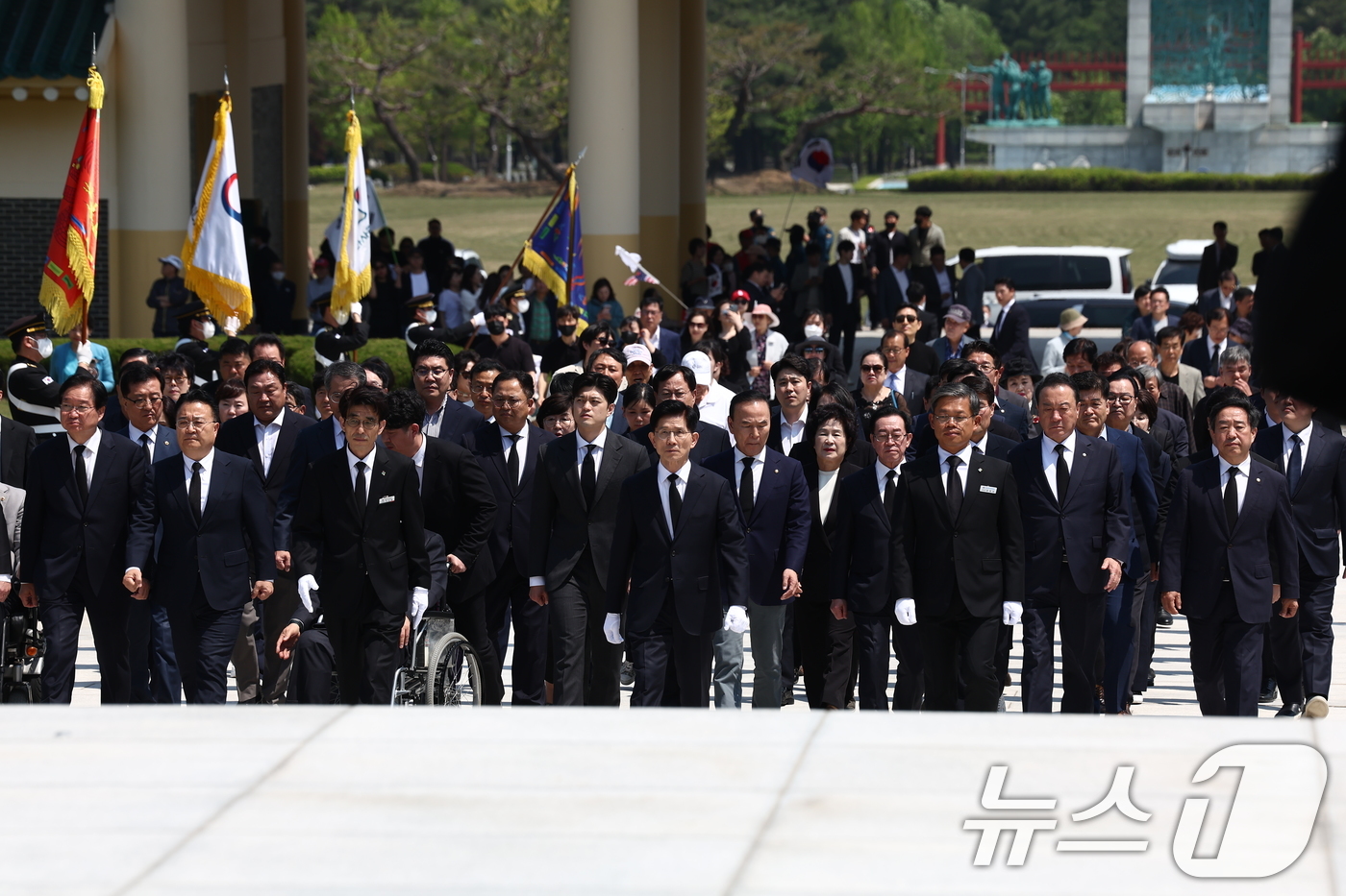 (대전=뉴스1) 김민지 기자 = 제21대 대통령 선거 첫 공식 선거운동일인 12일 김문수 국민의힘 대통령 후보가 대전 유성구 국립대전현충원을 찾아 현충탑에 참배하고 있다. 2025 …