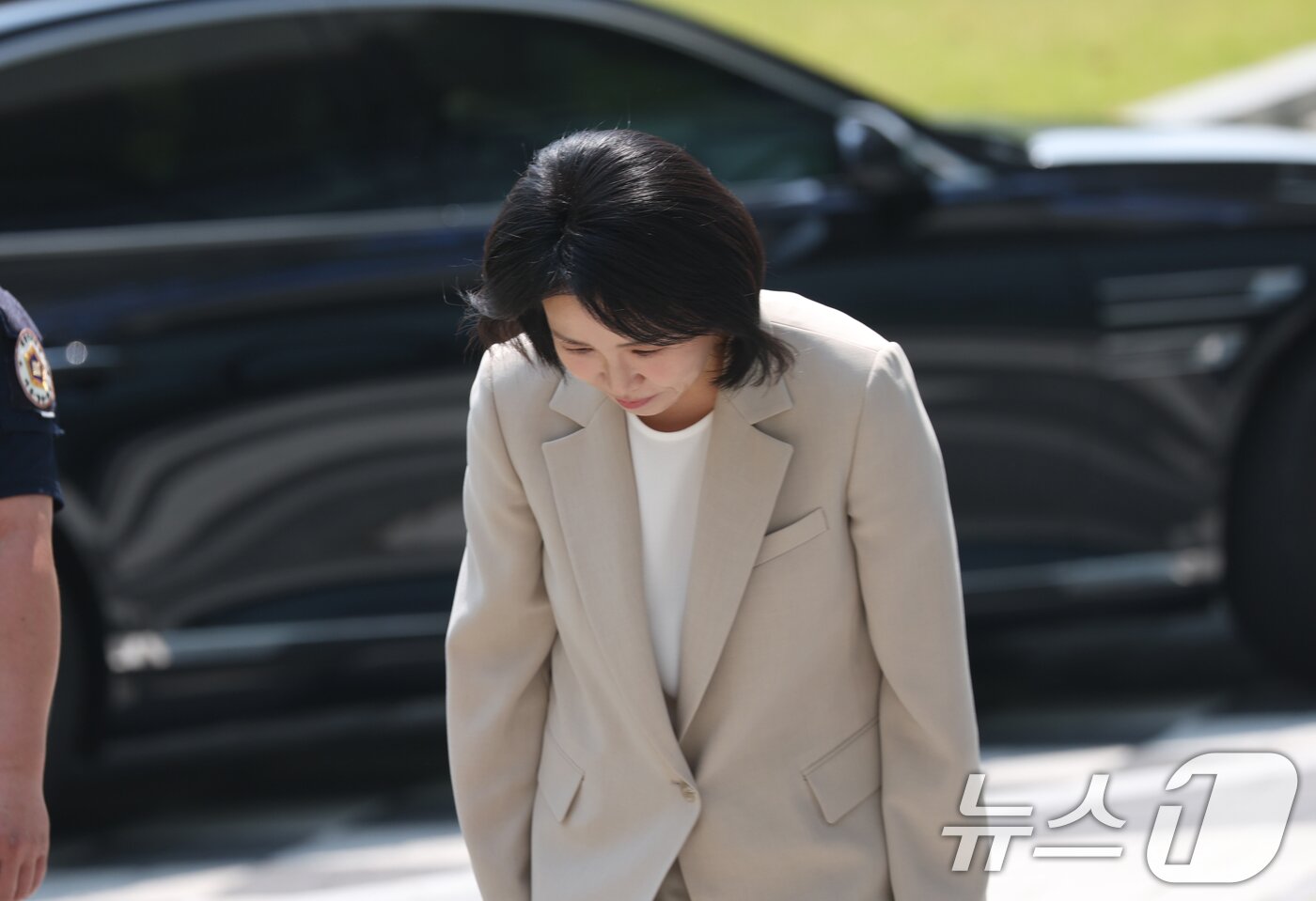 본문 이미지 - '공직선거법 위반' 혐의로 1심에서 벌금형을 선고받은 이재명 더불어민주당 대통령 후보의 부인 김혜경 여사가 12일 오후 경기 수원시 영통구 수원고등법원에서 열린 항소심 선고 공판에 출석하면서 지지자들에게 인사를 하고 있다. 2025.5.12/뉴스1 ⓒ News1 김영운 기자