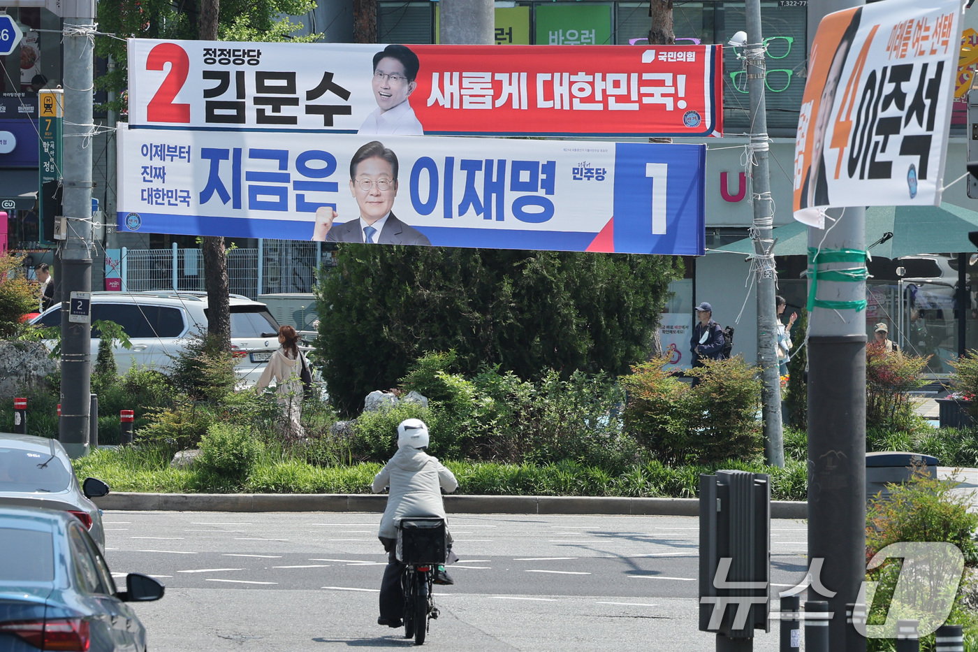 (서울=뉴스1) 신웅수 기자 = 제21대 대통령 선거 공식 선거운동이 시작된 12일 서울 마포구의 한 거리에 이재명 더불어민주당 대통령 후보와 김문수 국민의힘 대통령 후보, 이준석 …