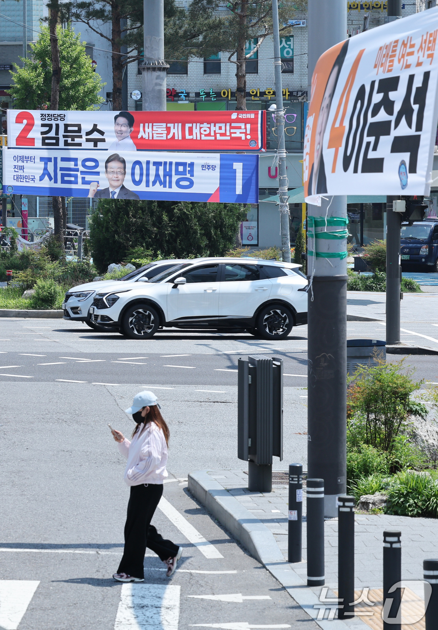 (서울=뉴스1) 신웅수 기자 = 제21대 대통령 선거 공식 선거운동이 시작된 12일 서울 마포구의 한 거리에 이재명 더불어민주당 대통령 후보와 김문수 국민의힘 대통령 후보, 이준석 …