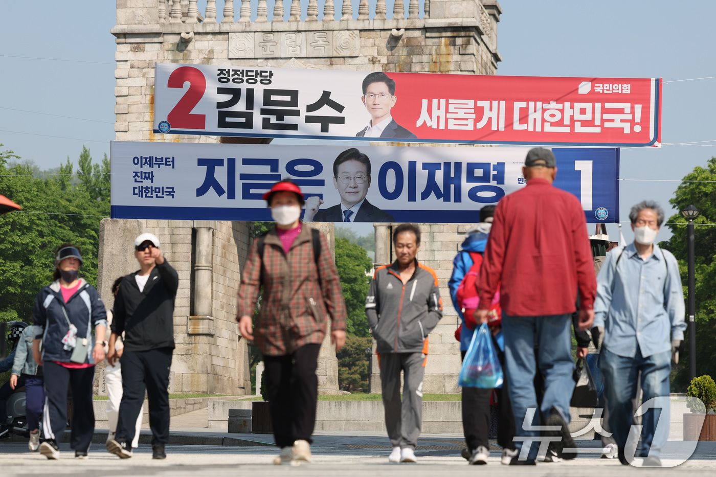 (서울=뉴스1) 신웅수 기자 = 제21대 대통령 선거 공식 선거운동이 시작된 12일 서울 서대문구의 한 거리에 이재명 더불어민주당 대통령 후보와 김문수 국민의힘 대통령 후보의 현수 …
