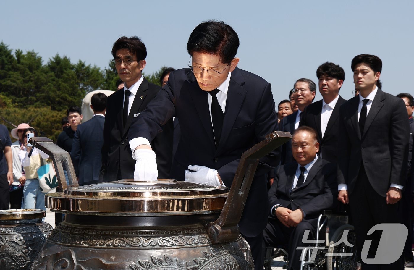 (대전=뉴스1) 김민지 기자 = 김문수 국민의힘 대통령 후보가 12일 대전 유성구 국립대전현충원 현충탑에서 참배를 하고 있다. 오른쪽은 김용태 비대위원장 내정자. 2025.5.12 …