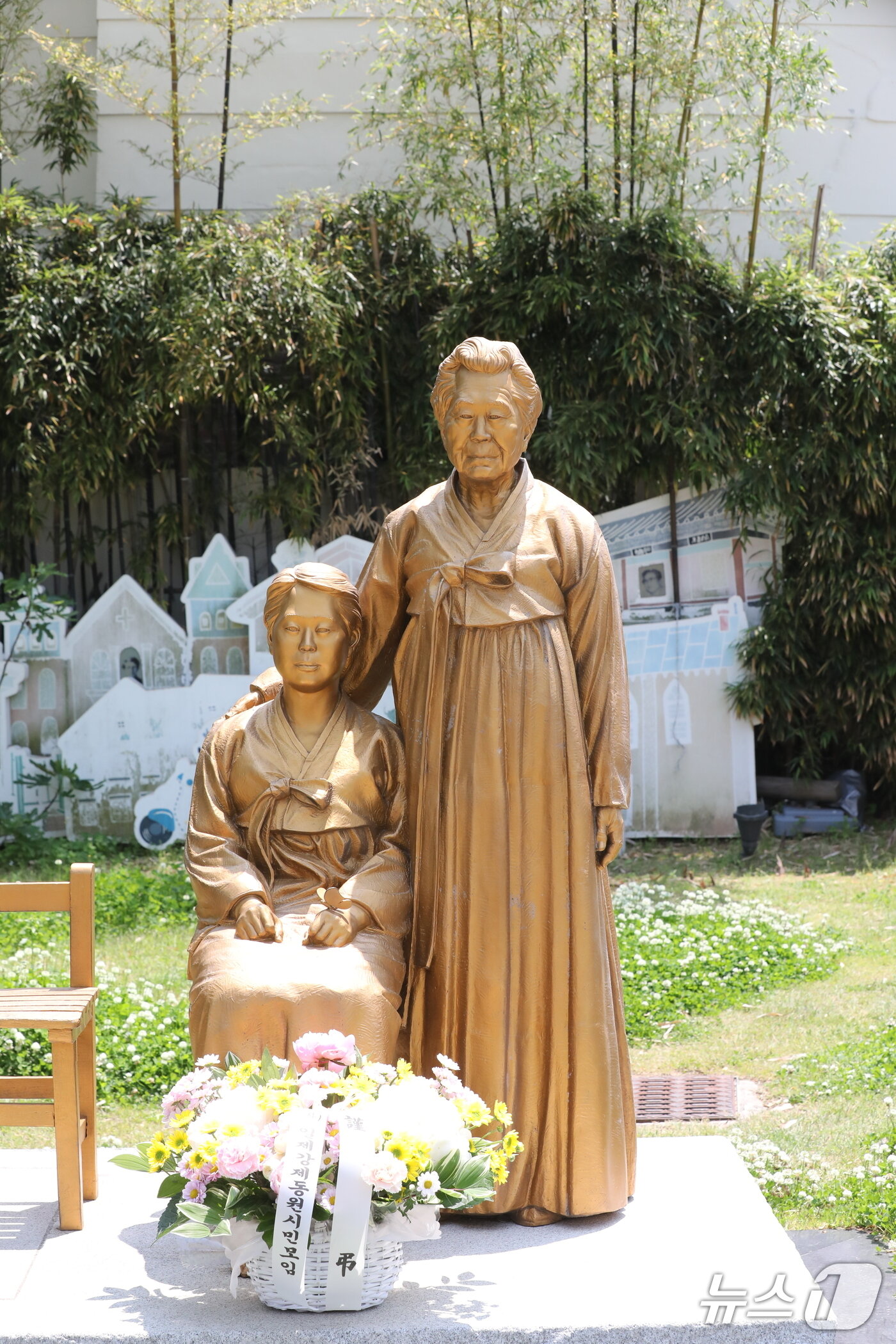 본문 이미지 - 일본군 위안부 피해자인 고 이옥선 할머니의 모습을 담아 제작된 광주 남구 평화의소녀상. 2025.5.12/뉴스1 최성국 기자