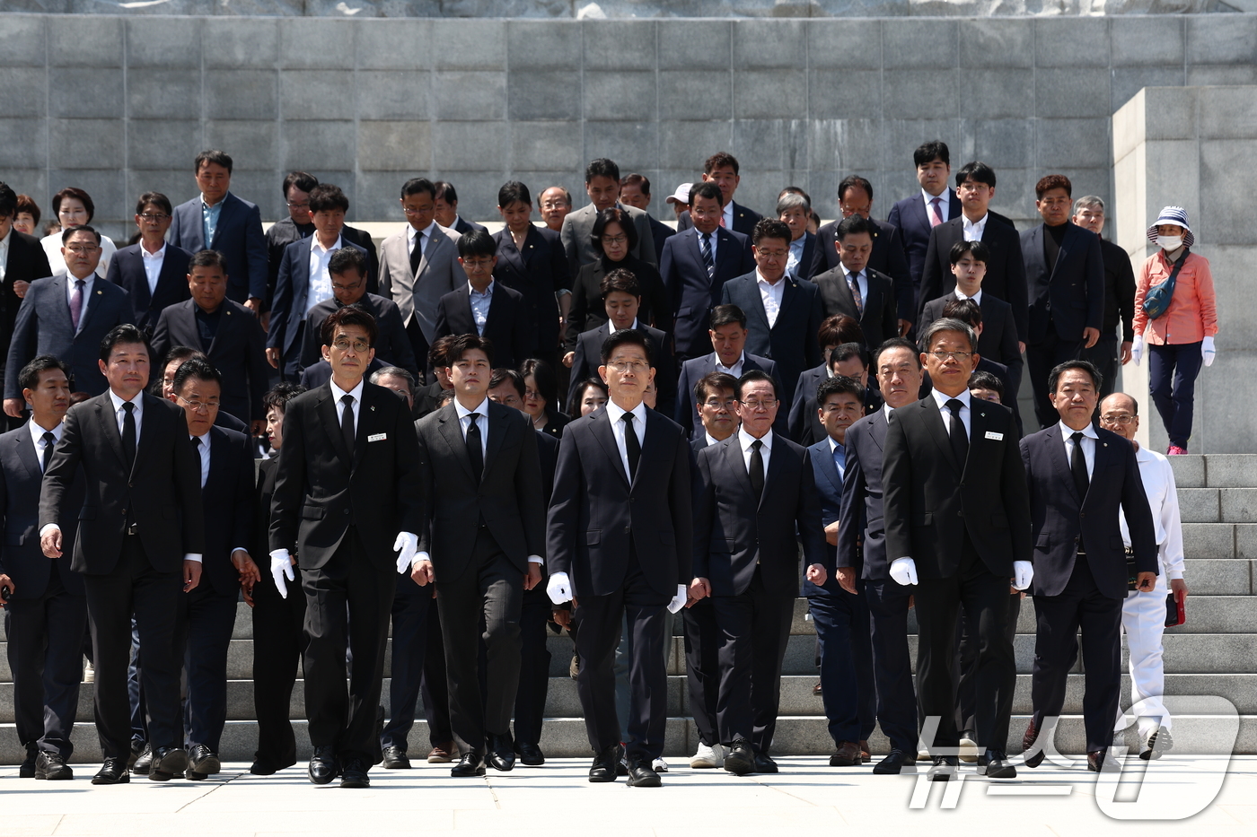 (대전=뉴스1) 김민지 기자 = 제21대 대통령 선거 첫 공식 선거운동일인 12일 김문수 국민의힘 대통령 후보가 대전 유성구 국립대전현충원을 찾아 현충탑 참배를 마친 후 발걸음을 …