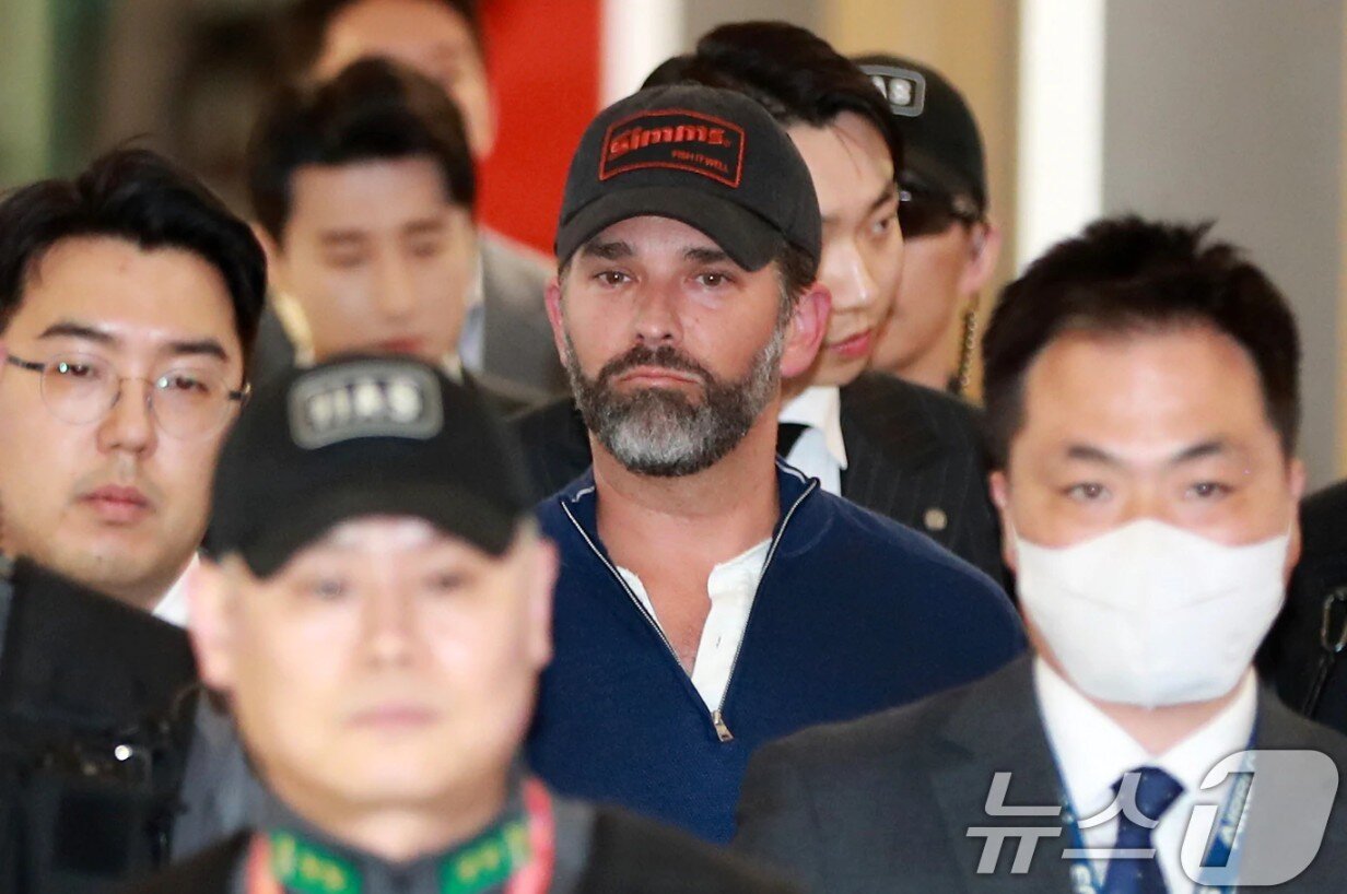 본문 이미지 - 도널드 트럼프 미국 대통령의 장남 트럼프 주니어가 지난달 30일 오후 인천국제공항을 통해 출국하고 있다. 정용진 신세계그룹 회장의 초청으로 한국을 방문했던 트럼프 주니어는 방한 기간 동안 국내 재계 총수들과 릴레이 면담을 가진 것으로 알려졌다. &#40;공동취재&#41; 2025.4.30/뉴스1 ⓒ News1 이승배 기자
