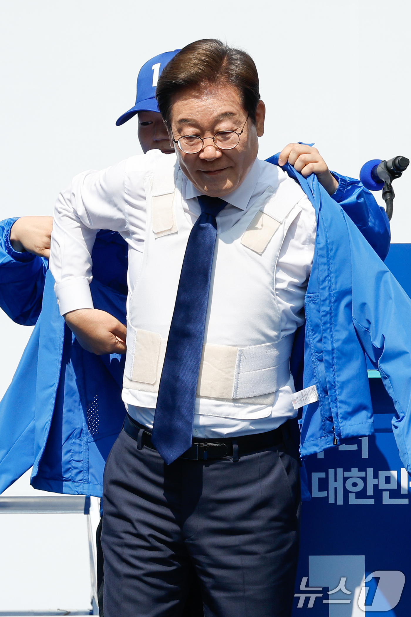 (서울=뉴스1) 안은나 기자 = 이재명 더불어민주당 대통령 후보가 제21대 대통령 선거 공식 선거운동 첫날인 12일 오전 서울 중구 청계광장에서 열린 출정식에서 방탄복 위에 선거운 …