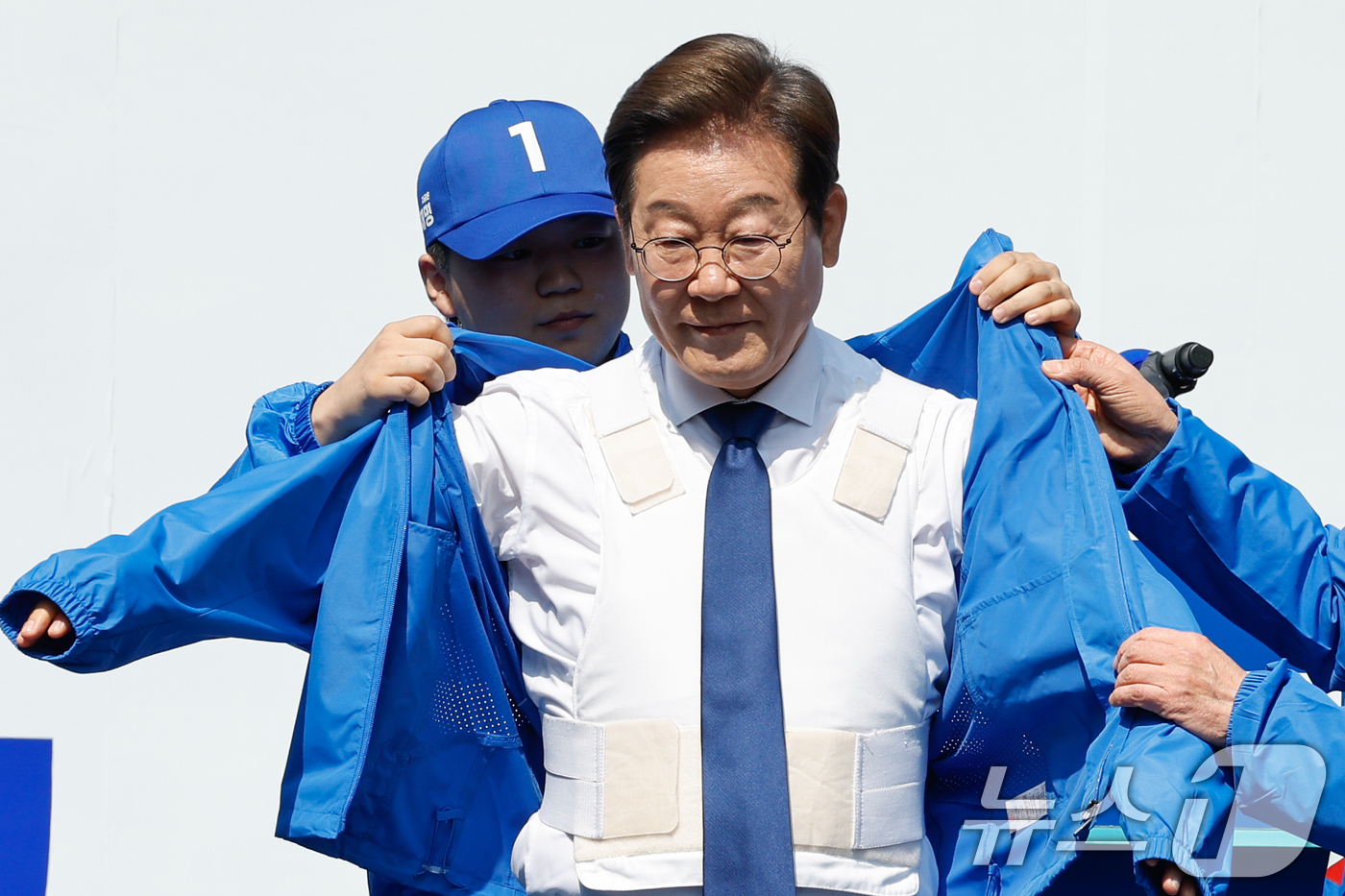 (서울=뉴스1) 안은나 기자 = 이재명 더불어민주당 대통령 후보가 제21대 대통령 선거 공식 선거운동 첫날인 12일 오전 서울 중구 청계광장에서 열린 출정식에서 방탄복 위에 선거운 …