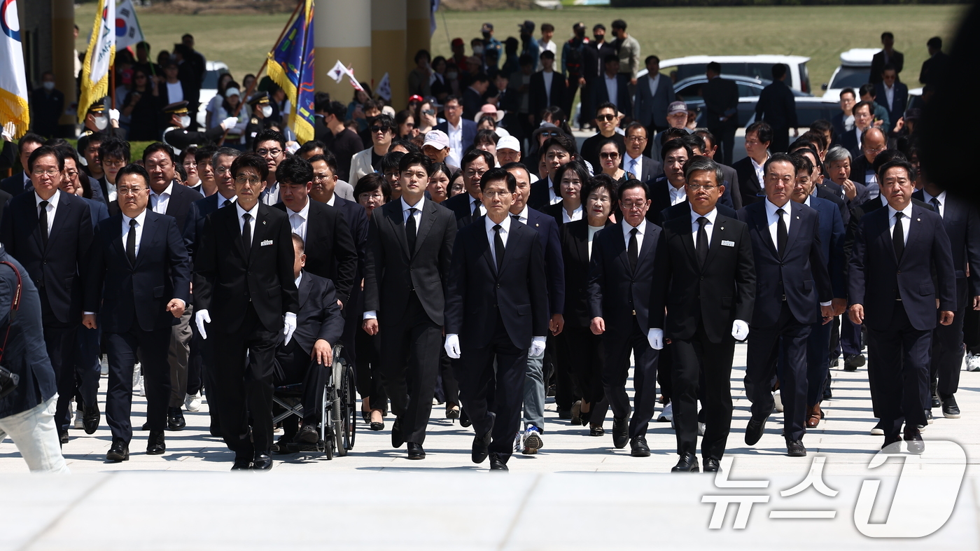 (대전=뉴스1) 김민지 기자 = 제21대 대통령 선거 첫 공식 선거운동일인 12일 김문수 국민의힘 대통령 후보가 대전 유성구 국립대전현충원을 찾아 현충탑에 참배를 위해 이동하고 있 …