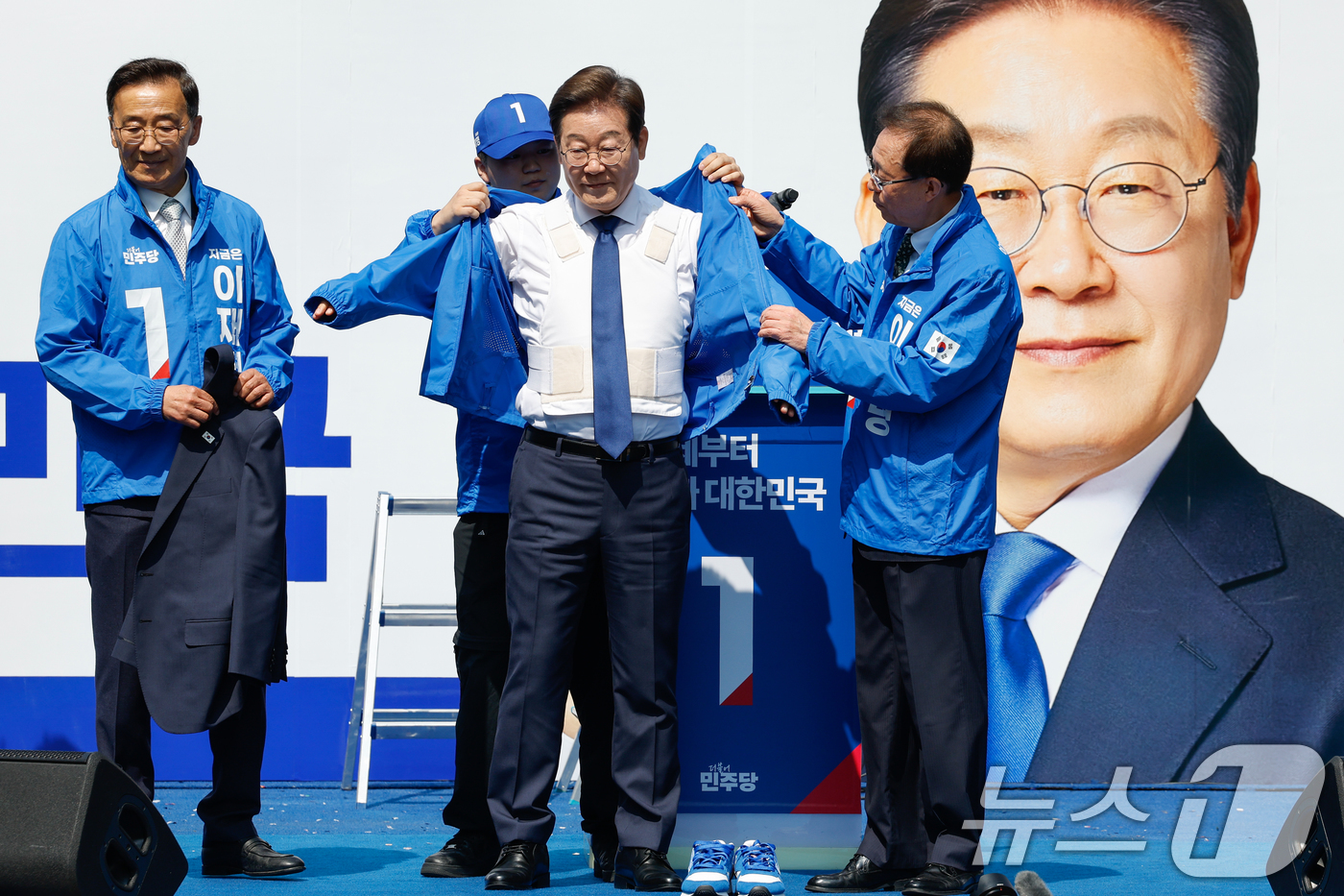 (서울=뉴스1) 안은나 기자 = 이재명 더불어민주당 대통령 후보가 제21대 대통령 선거 공식 선거운동 첫날인 12일 오전 서울 중구 청계광장에서 열린 출정식에서 방탄복 위에 선거운 …