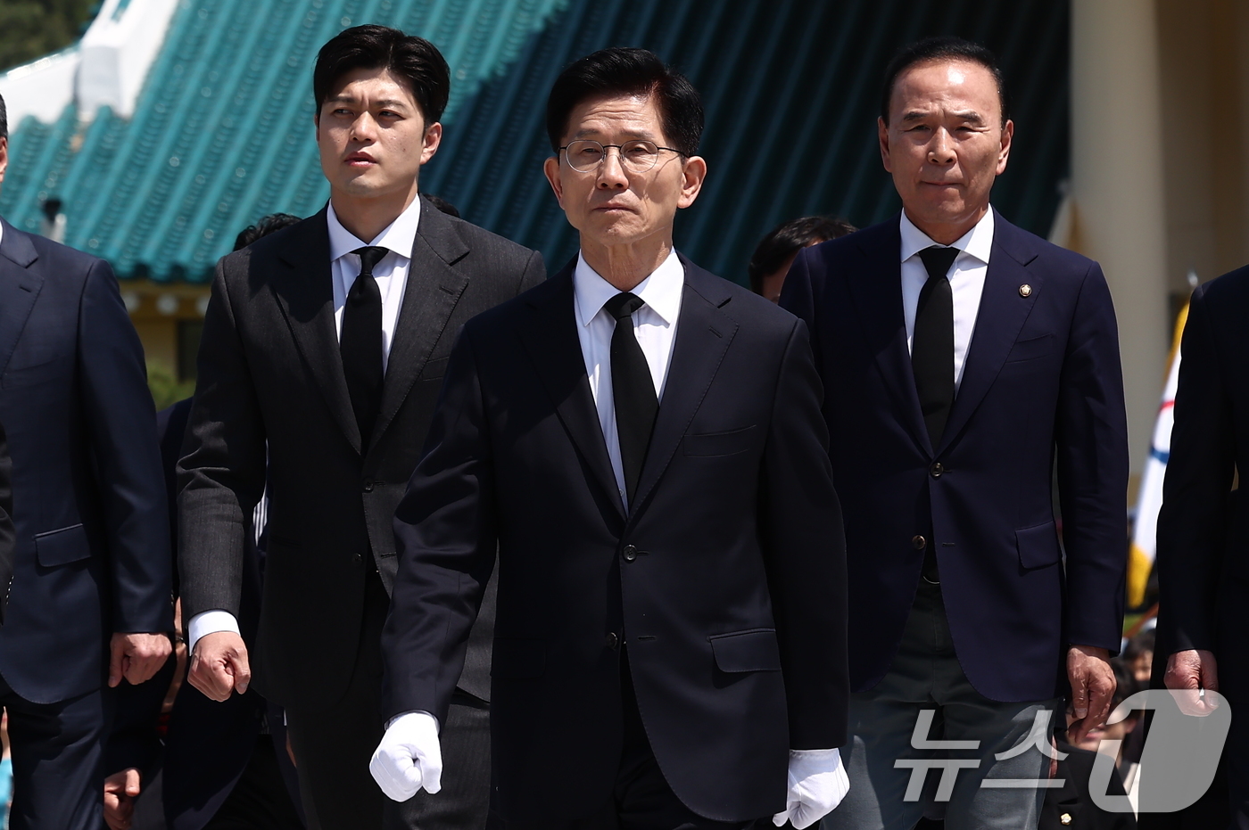 (대전=뉴스1) 김민지 기자 = 제21대 대통령 선거 첫 공식 선거운동일인 12일 김문수 국민의힘 대통령 후보가 대전 유성구 국립대전현충원을 찾아 현충탑에 참배를 하기 위해 이동하 …