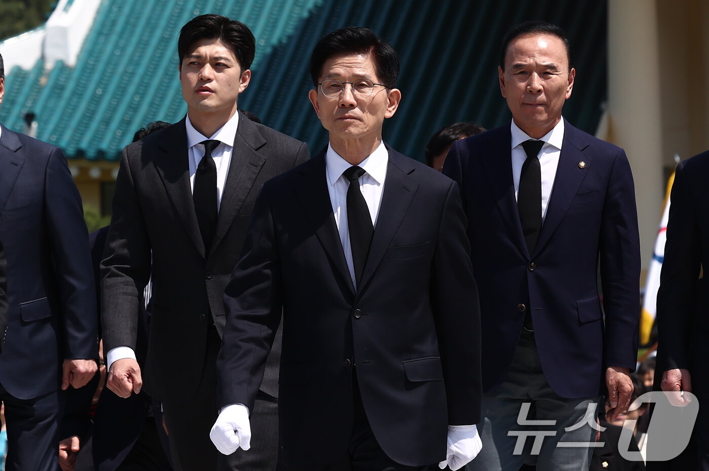 본문 이미지 - 제21대 대통령 선거 첫 공식 선거운동일인 12일 김문수 국민의힘 대통령 후보가 대전 유성구 국립대전현충원을 찾아 현충탑에 참배를 하기 위해 이동하고 있다. 왼쪽은 김용태 비대위원장 내정자. 2025.5.12/뉴스1 ⓒ News1 김민지 기자
