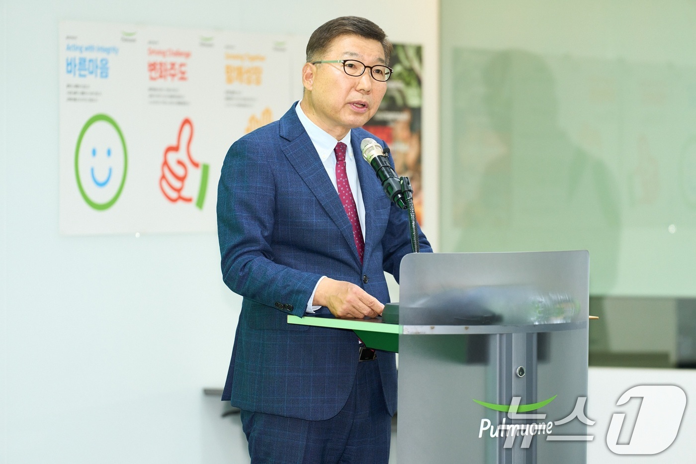 (서울=뉴스1) = 이우봉 풀무원 총괄 CEO가 12일 서울 강남 본사에서 열린 창사 41주년 기념식에서 '신경영선언'을 선포하며, 글로벌 NO.1 지속가능식품기업으로 제2의 도약 …