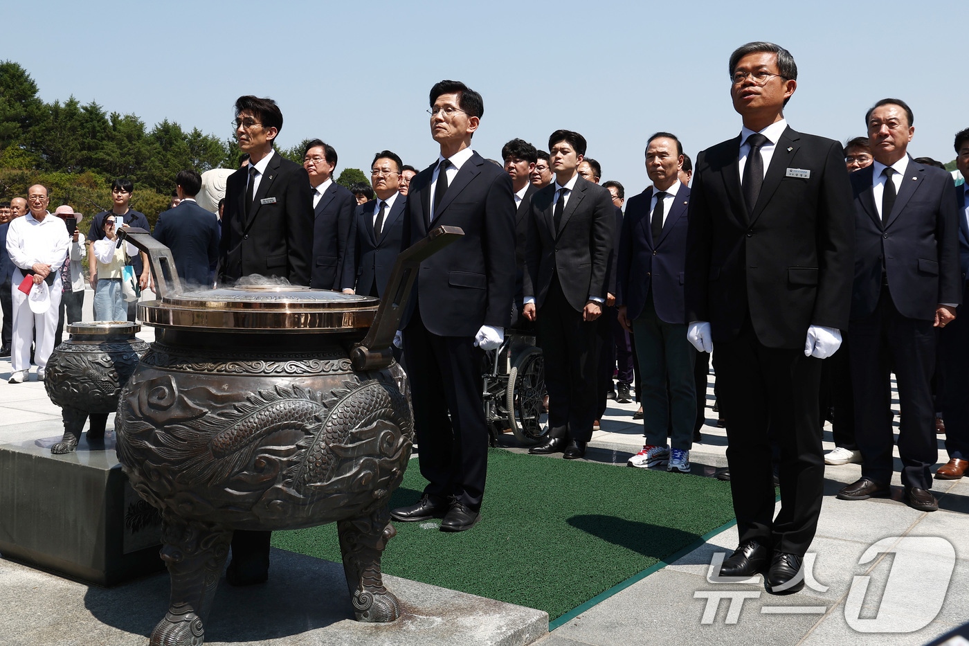 (대전=뉴스1) 김민지 기자 = 제21대 대통령 선거 첫 공식 선거운동일인 12일 김문수 국민의힘 대통령 후보가 대전 유성구 국립대전현충원을 찾아 현충탑에 참배하고 있다. 2025 …
