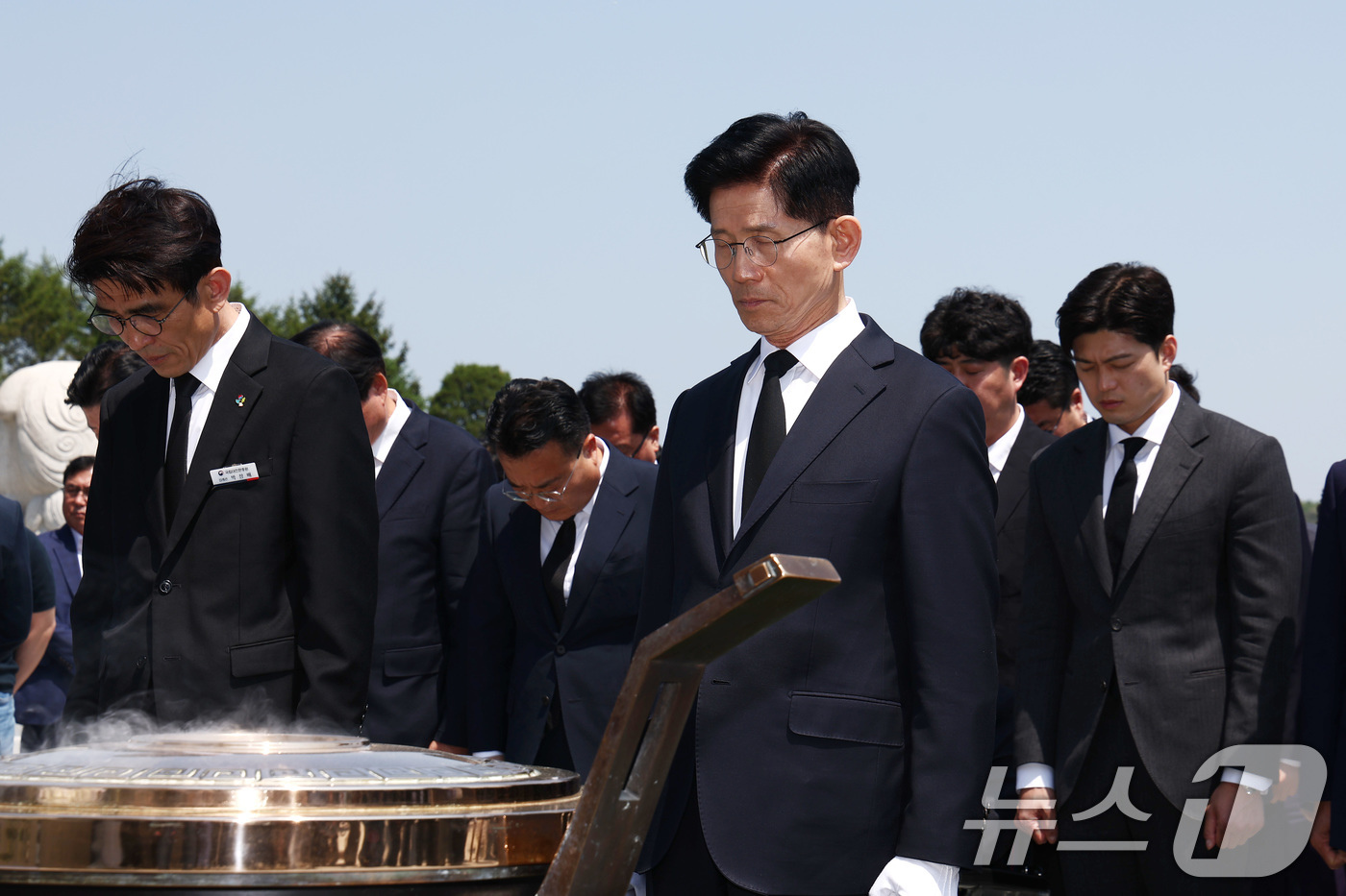 (대전=뉴스1) 김민지 기자 = 제21대 대통령 선거 첫 공식 선거운동일인 12일 김문수 국민의힘 대통령 후보가 대전 유성구 국립대전현충원을 찾아 현충탑에 참배하고 있다. 오른쪽은 …