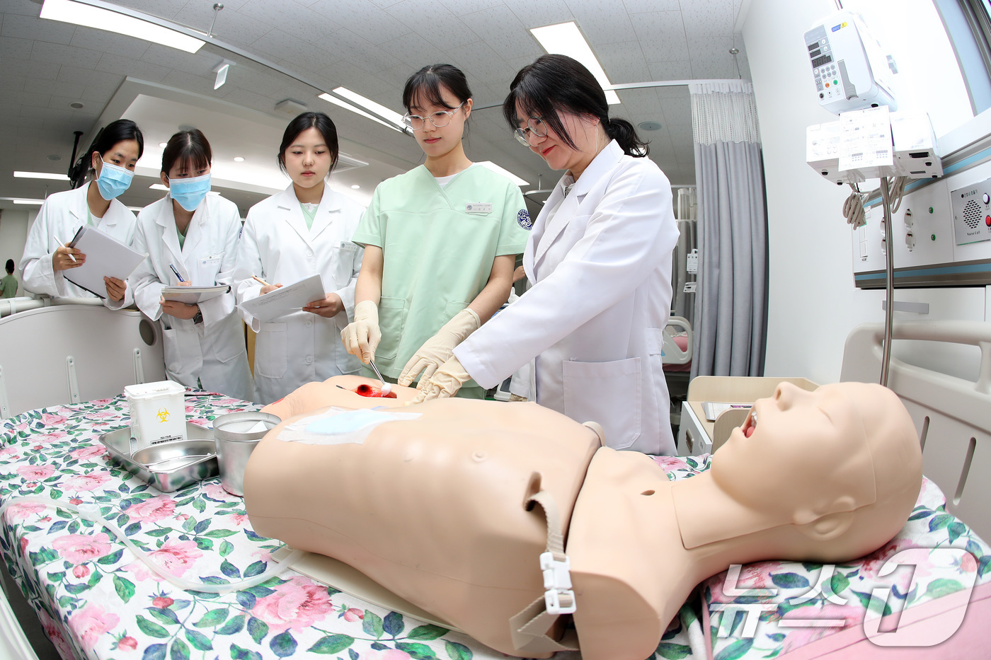 (대구=뉴스1) 공정식 기자 = '국제간호사의 날'인 12일 대구 남구 영남이공대 간호대학 간호학과 실습실에서 2학년 학생들이 간호실습을 하고 있다.1972년 국제간호협의회(ICN …