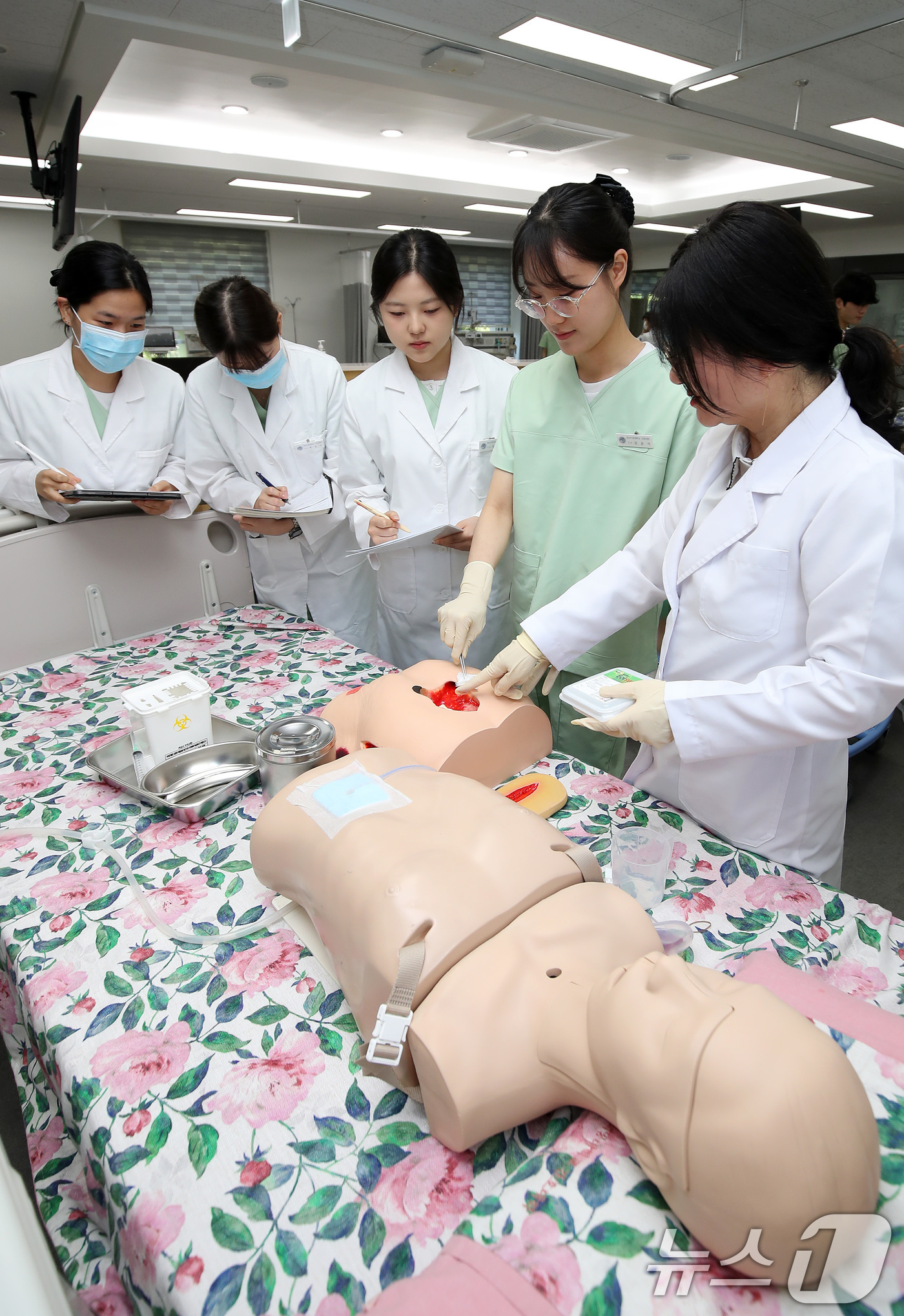 (대구=뉴스1) 공정식 기자 = '국제간호사의 날'인 12일 대구 남구 영남이공대 간호대학 간호학과 실습실에서 2학년 학생들이 간호실습을 하고 있다.1972년 국제간호협의회(ICN …