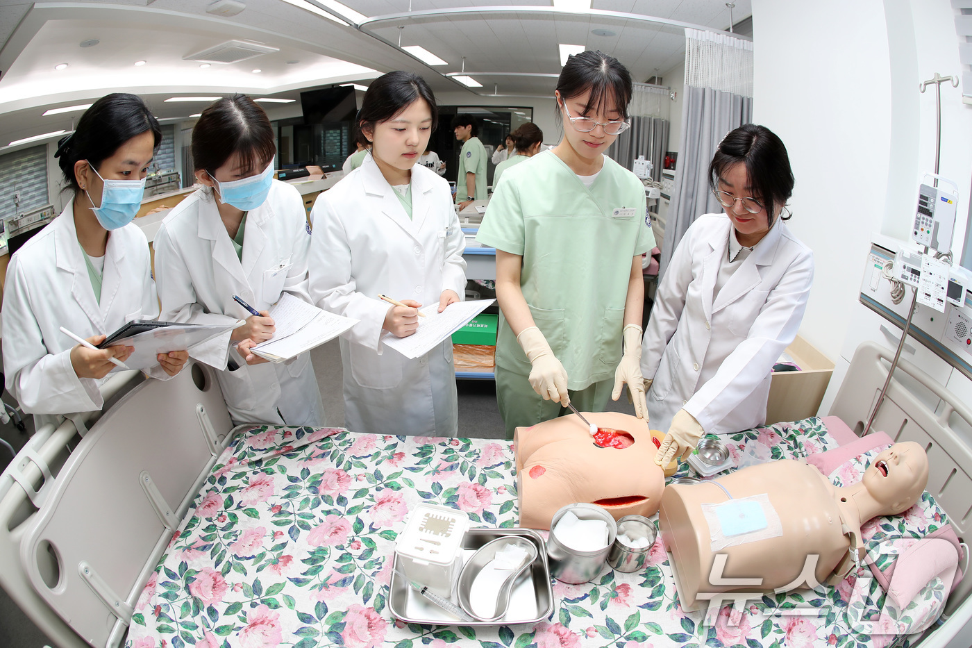 (대구=뉴스1) 공정식 기자 = '국제간호사의 날'인 12일 대구 남구 영남이공대 간호대학 간호학과 실습실에서 2학년 학생들이 간호실습을 하고 있다.1972년 국제간호협의회(ICN …