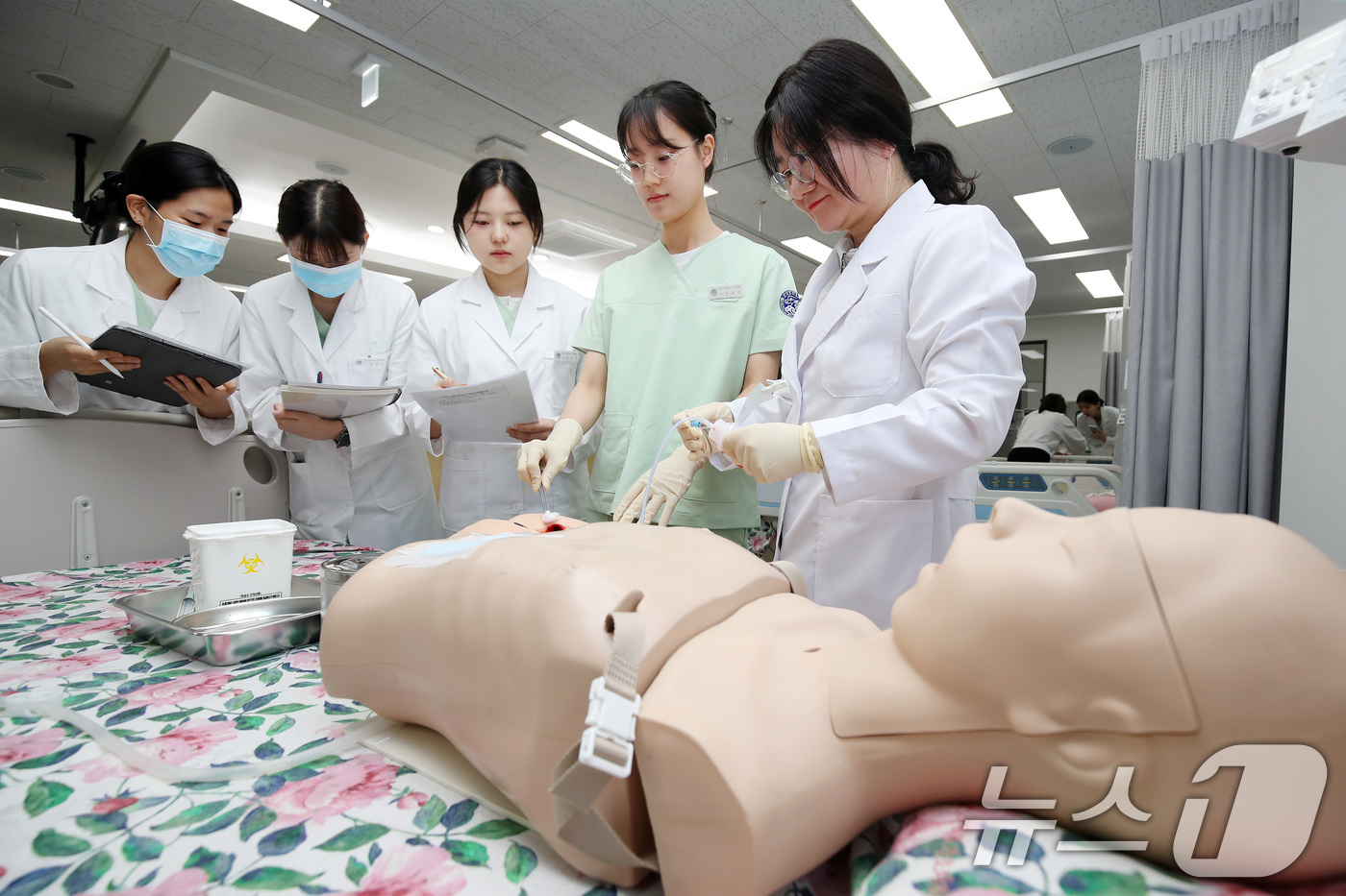 (대구=뉴스1) 공정식 기자 = '국제간호사의 날'인 12일 대구 남구 영남이공대 간호대학 간호학과 실습실에서 2학년 학생들이 간호실습을 하고 있다.1972년 국제간호협의회(ICN …