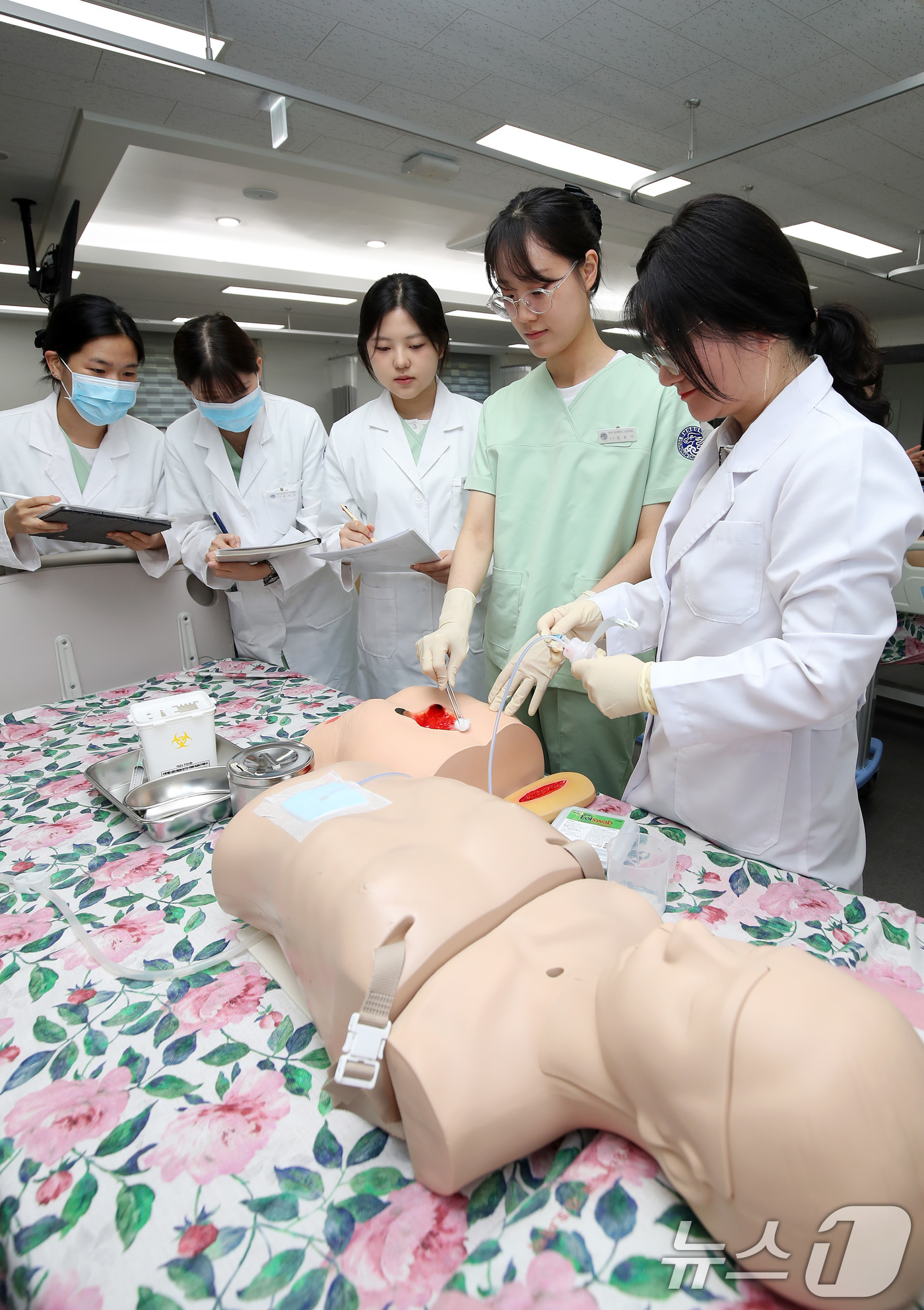 (대구=뉴스1) 공정식 기자 = '국제간호사의 날'인 12일 대구 남구 영남이공대 간호대학 간호학과 실습실에서 2학년 학생들이 간호실습을 하고 있다.1972년 국제간호협의회(ICN …