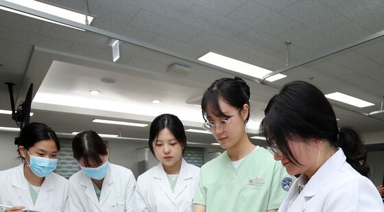 '헌신 다짐하며'