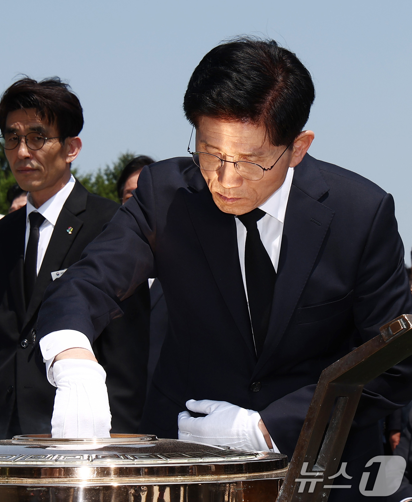 (대전=뉴스1) 김민지 기자 = 김문수 국민의힘 대통령 후보가 12일 대전 유성구 국립대전현충원 현충탑에서 분향을 하고 있다.  2025.5.12/뉴스1