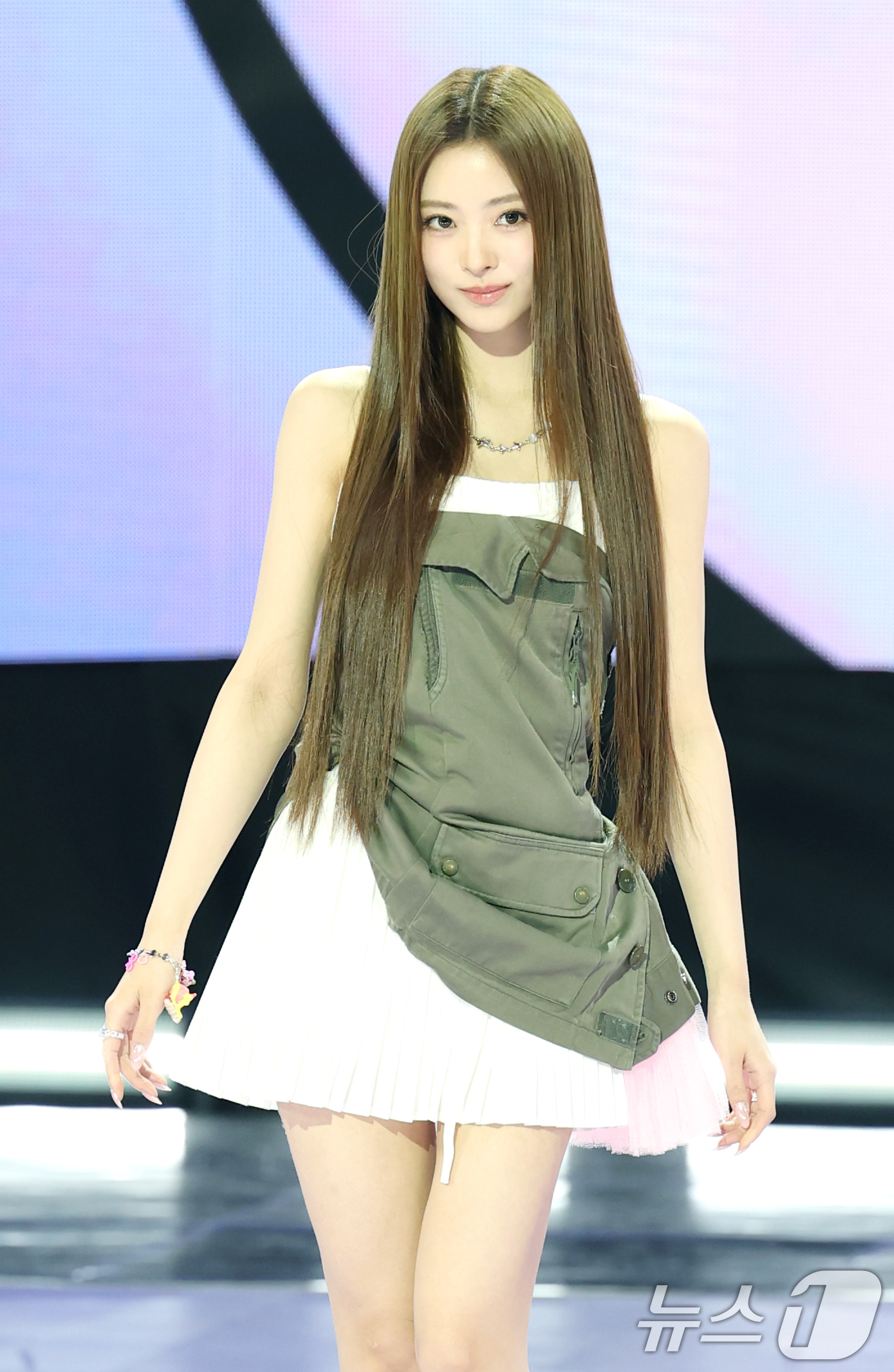 (서울=뉴스1) 권현진 기자 = 그룹 미야오(MEOVV)의 안나가 12일 오후 서울 마포구 SBS프리즘타워에서 가진 첫 EP앨범 '마이 아이즈 오픈 와이드(MY EYES OPEN …