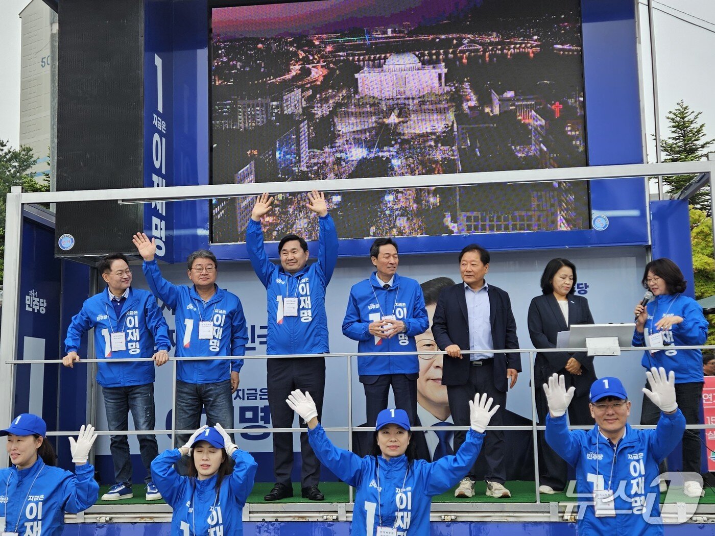 본문 이미지 - 12일 춘천 퇴계 사거리 앞에서   김도균 ,허영, 우상호, 최윤 공동상임선대위원장 대선 승리를 다짐하며 출근하는 시민들에게 손을 흔들고 있다.2025.5.12 한귀섭 기자