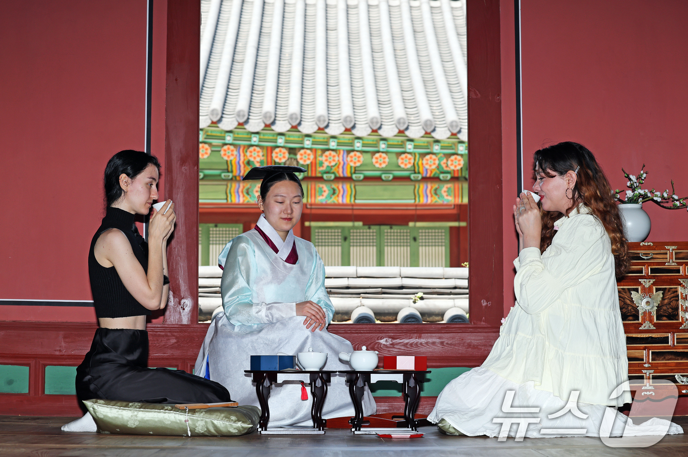 (서울=뉴스1) 오대일 기자 = 12일 오후 서울 종로구 창덕궁에서 열린 2025 창덕궁 약다방 행사에서 외국인 여성들이 궁중 다과를 체험하고 있다.'창덕궁 약다방'은 지난해 처음 …