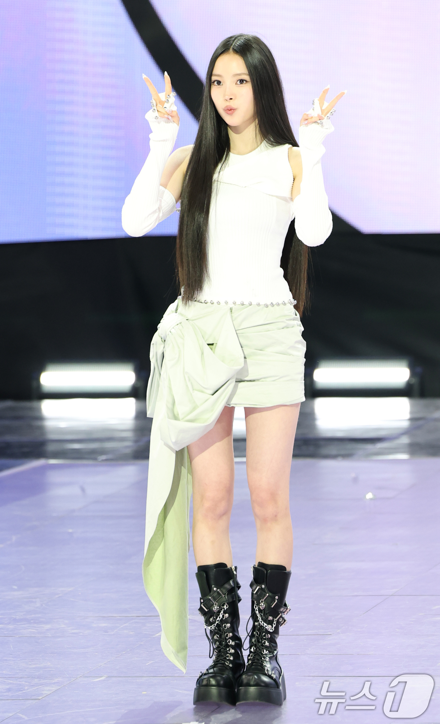 (서울=뉴스1) 권현진 기자 = 그룹 미야오(MEOVV)의 나린이 12일 오후 서울 마포구 SBS프리즘타워에서 가진 첫 EP앨범 '마이 아이즈 오픈 와이드(MY EYES OPEN …