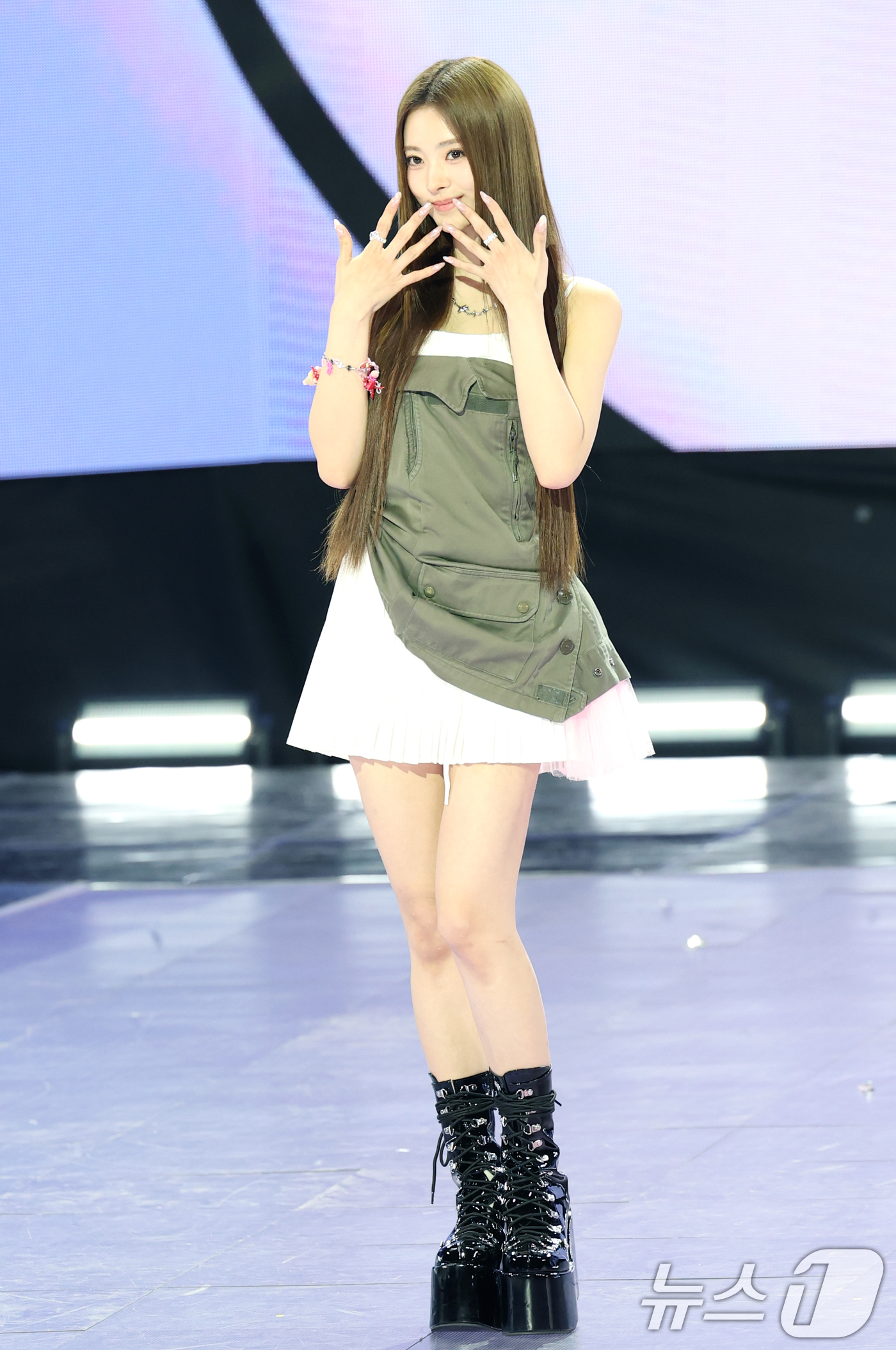 (서울=뉴스1) 권현진 기자 = 그룹 미야오(MEOVV)의 안나가 12일 오후 서울 마포구 SBS프리즘타워에서 가진 첫 EP앨범 '마이 아이즈 오픈 와이드(MY EYES OPEN …