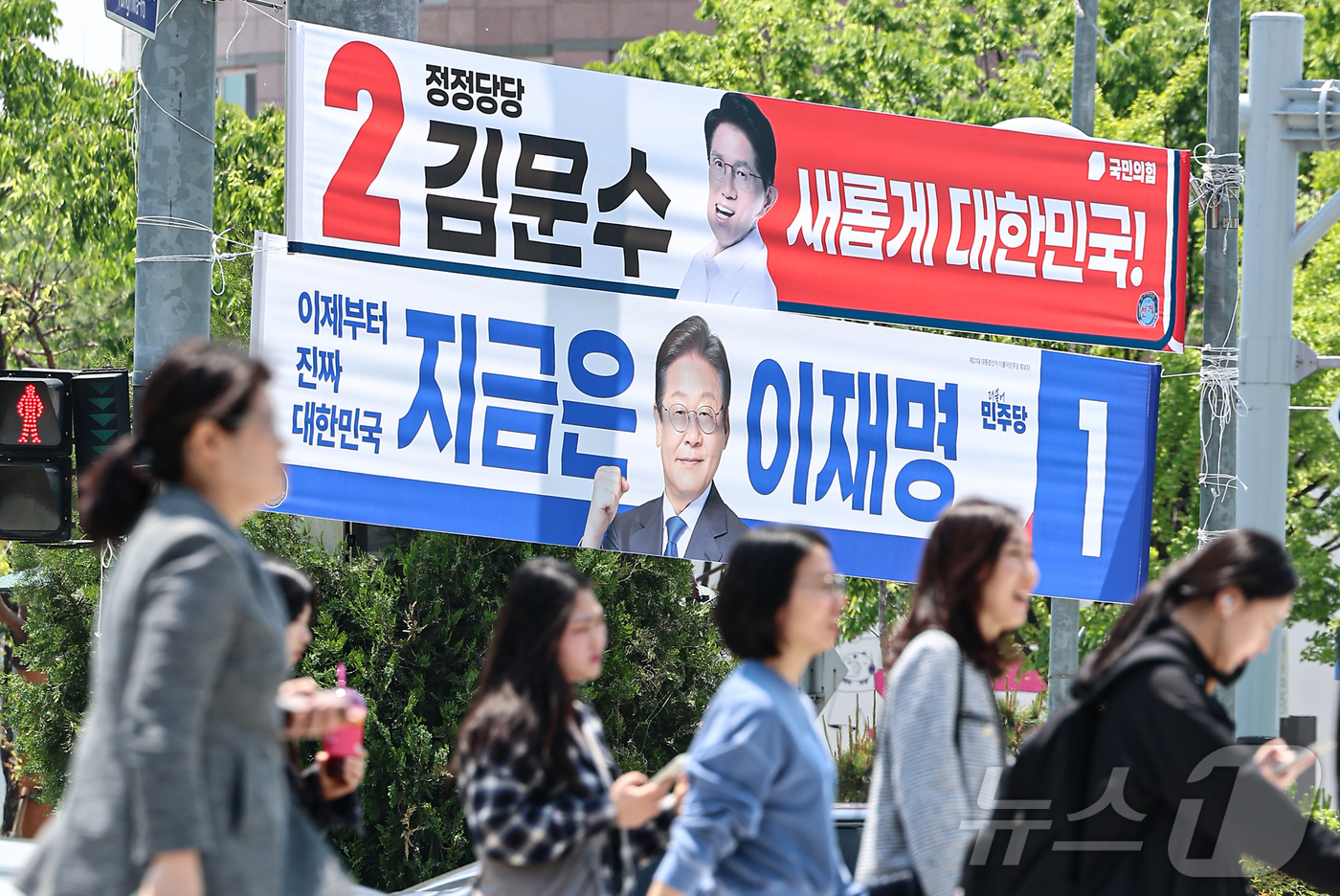 (서울=뉴스1) 김도우 기자 = 제21대 대통령 선거 공식 선거운동이 시작된 12일 서울 시내 한 거리에 이재명 더불어민주당 대통령 후보와 김문수 국민의힘 대통령 후보의 현수막이 …