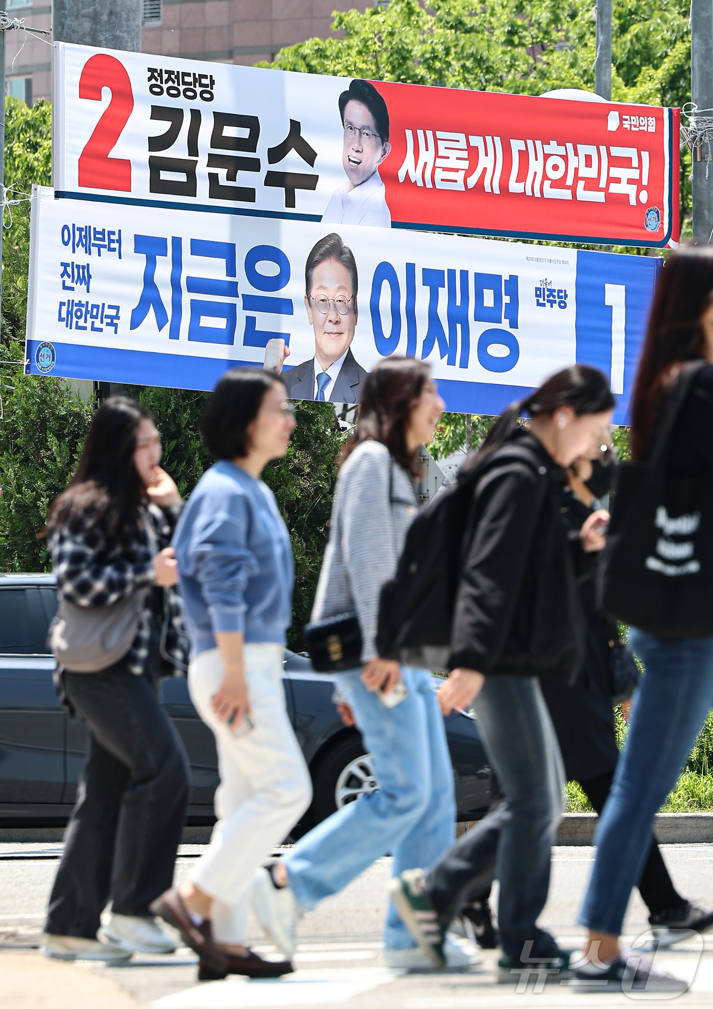 (서울=뉴스1) 김도우 기자 = 제21대 대통령 선거 공식 선거운동이 시작된 12일 서울 시내 한 거리에 이재명 더불어민주당 대통령 후보와 김문수 국민의힘 대통령 후보의 현수막이 …