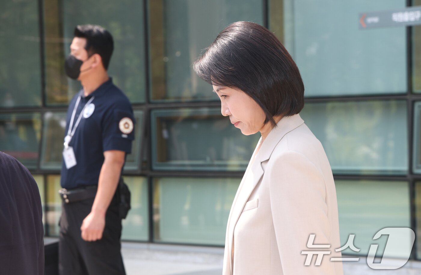 본문 이미지 - '공직선거법 위반' 혐의로 1심에서 벌금형을 선고받은 이재명 더불어민주당 대통령 후보의 부인 김혜경 여사가 12일 오후 경기 수원시 영통구 수원고등법원에서 열린 항소심 선고 공판을 마치고 나오고 있다.  2025.5.12/뉴스1 ⓒ News1 김영운 기자