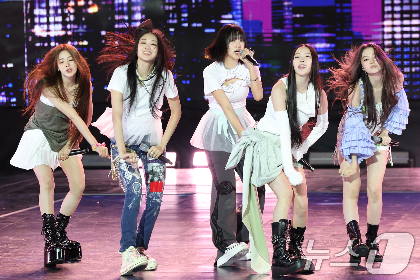 (서울=뉴스1) 권현진 기자 = 그룹 미야오(MEOVV)가 12일 오후 서울 마포구 SBS프리즘타워에서 가진 첫 EP앨범 '마이 아이즈 오픈 와이드(MY EYES OPEN VVID …