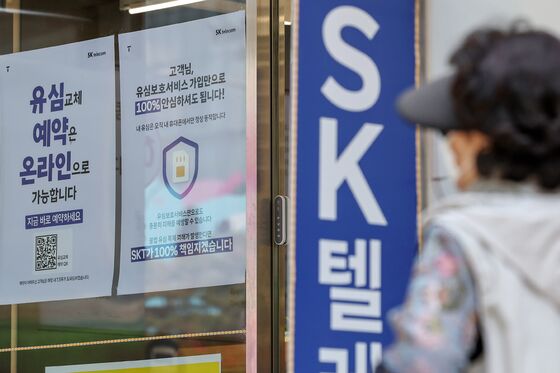 SKT 해킹 한달…유심 물량 늘었지만 위약금 면제 놓고 설왕설래