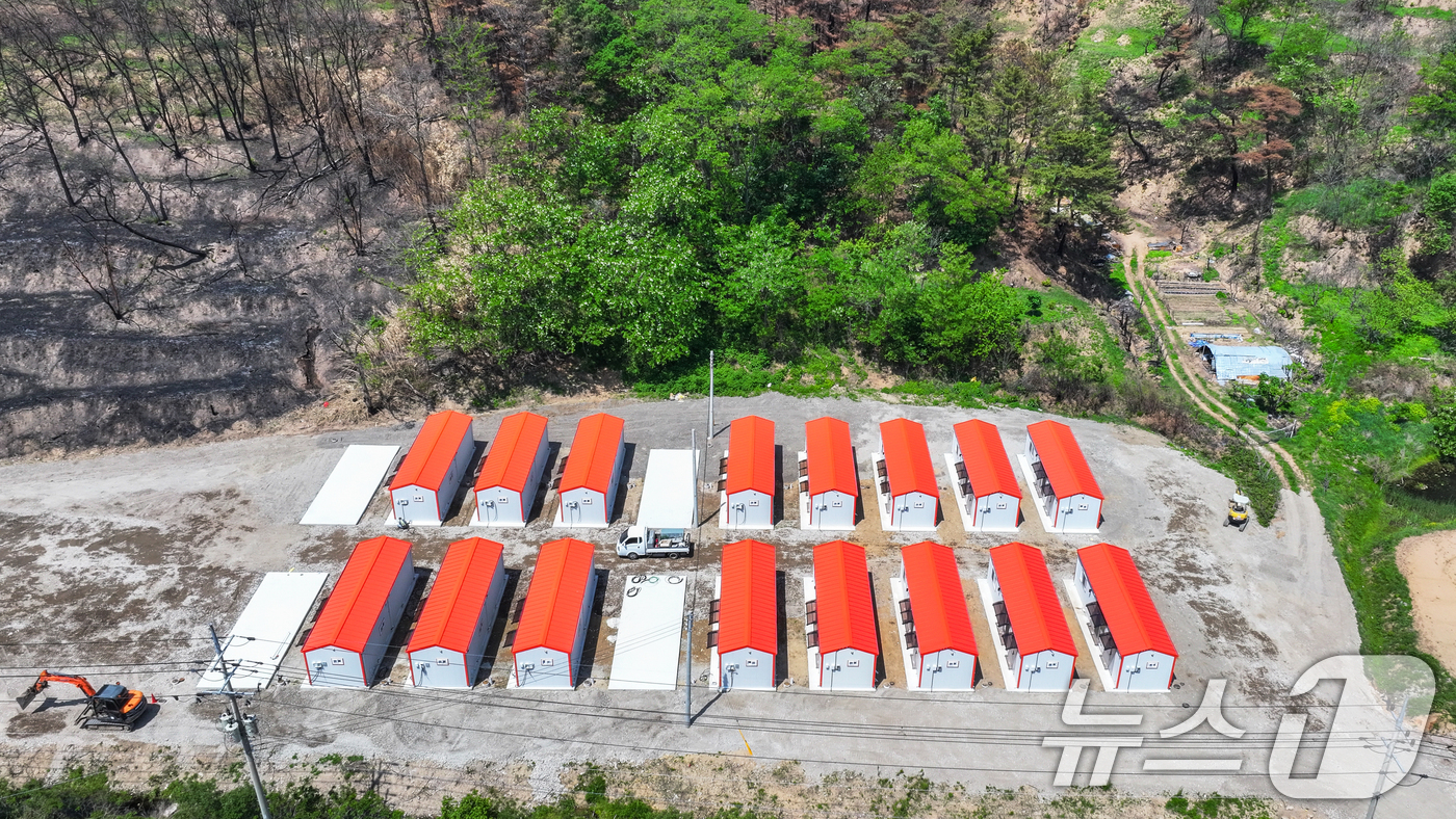 (영덕=뉴스1) 최창호 기자 = 12일 초대형산불피해지역인 경북 영덕군 화수리에 이재민들이 사용할 조립식 주택이 설치되고 있다.영덕군은 5월 말까지 500여동에 대한 설치를 마친 …