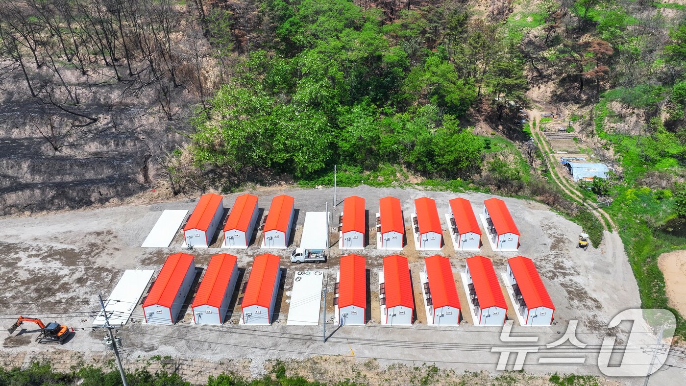 본문 이미지 - 지난 12일 산불 피해를 입은 경북 영덕군 화수리에 이재민들이 사용할 조립식 주택이 설치되고 있다. 영덕군은 5월 말까지 500여동의 설치를 마친 후 이재민들을 순차적으로 입주시킬 계획이다. (독자 제공, 재판매 및 DB 금지) 2025. 5.12/뉴스1 2025.5.12/뉴스1 ⓒ News1 최창호 기자