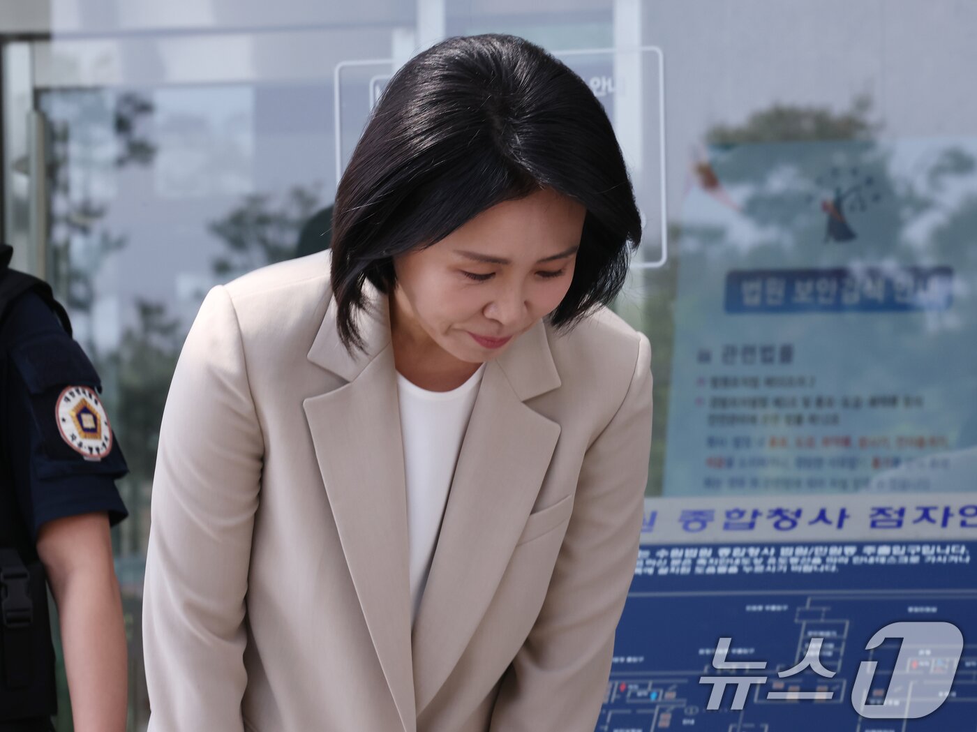 본문 이미지 - '공직선거법 위반' 혐의로 1심에서 벌금형을 선고받은 이재명 더불어민주당 대통령 후보의 부인 김혜경 여사가 12일 오후 경기 수원시 영통구 수원고등법원에서 열린 항소심 선고 공판을 마치고 나와 지지자들에게 인사를 하고 있다. 2025.5.12/뉴스1 ⓒ News1 김영운 기자