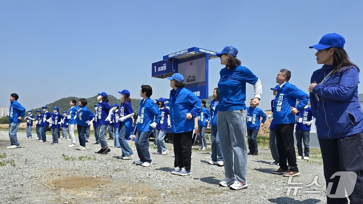 본문 이미지 -  선거송에 맞춰 율동을 하고 있는 민주당 세종시당 대선 선대위 관계자들. / 뉴스1