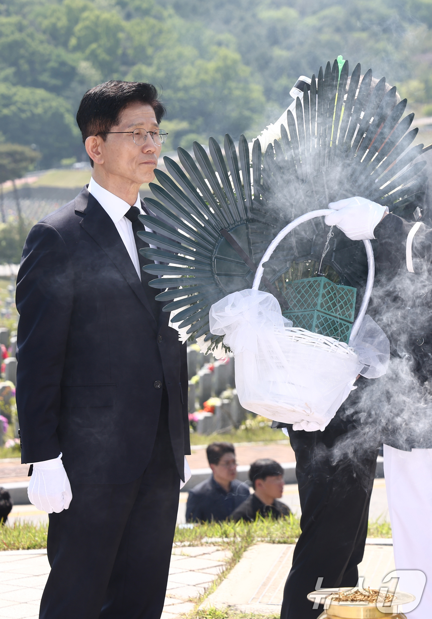 (대전=뉴스1) 김민지 기자 = 김문수 국민의힘 대통령 후보가 12일 대전 유성구 국립대전현충원 제2연평해전·연평도 포격전 전사자 묘역을 찾아 참배하고 있다. 2025.5.12/뉴 …