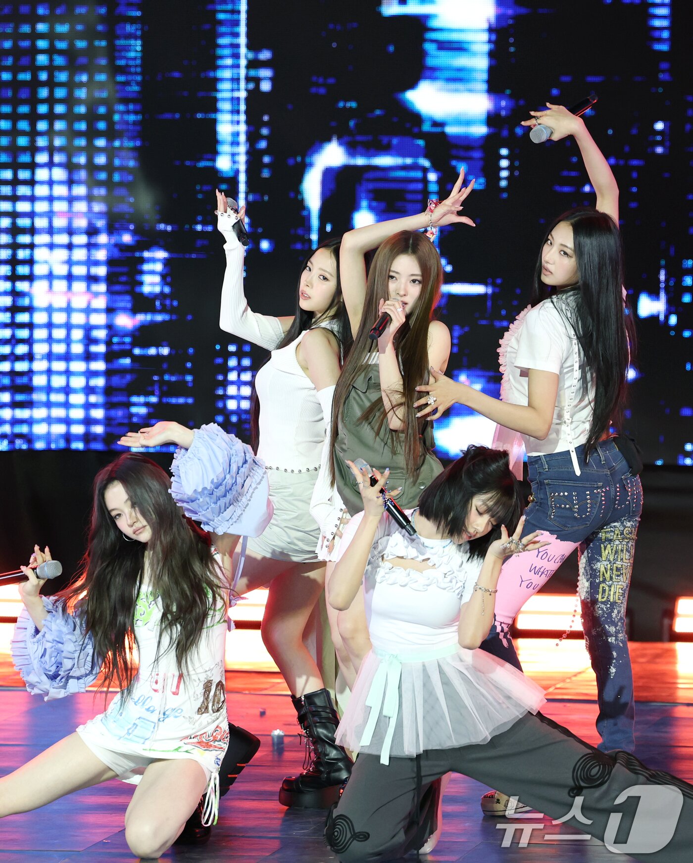 본문 이미지 - 그룹 미야오(MEOVV)가 12일 오후 서울 마포구 SBS프리즘타워에서 가진 첫 EP앨범 '마이 아이즈 오픈 와이드(MY EYES OPEN VVIDE)' 발매 기념 쇼케이스에서 타이틀곡 '드랍탑(DROP TOP)'을 선보이고 있다. 2025.5.12/뉴스1 ⓒ News1 권현진 기자