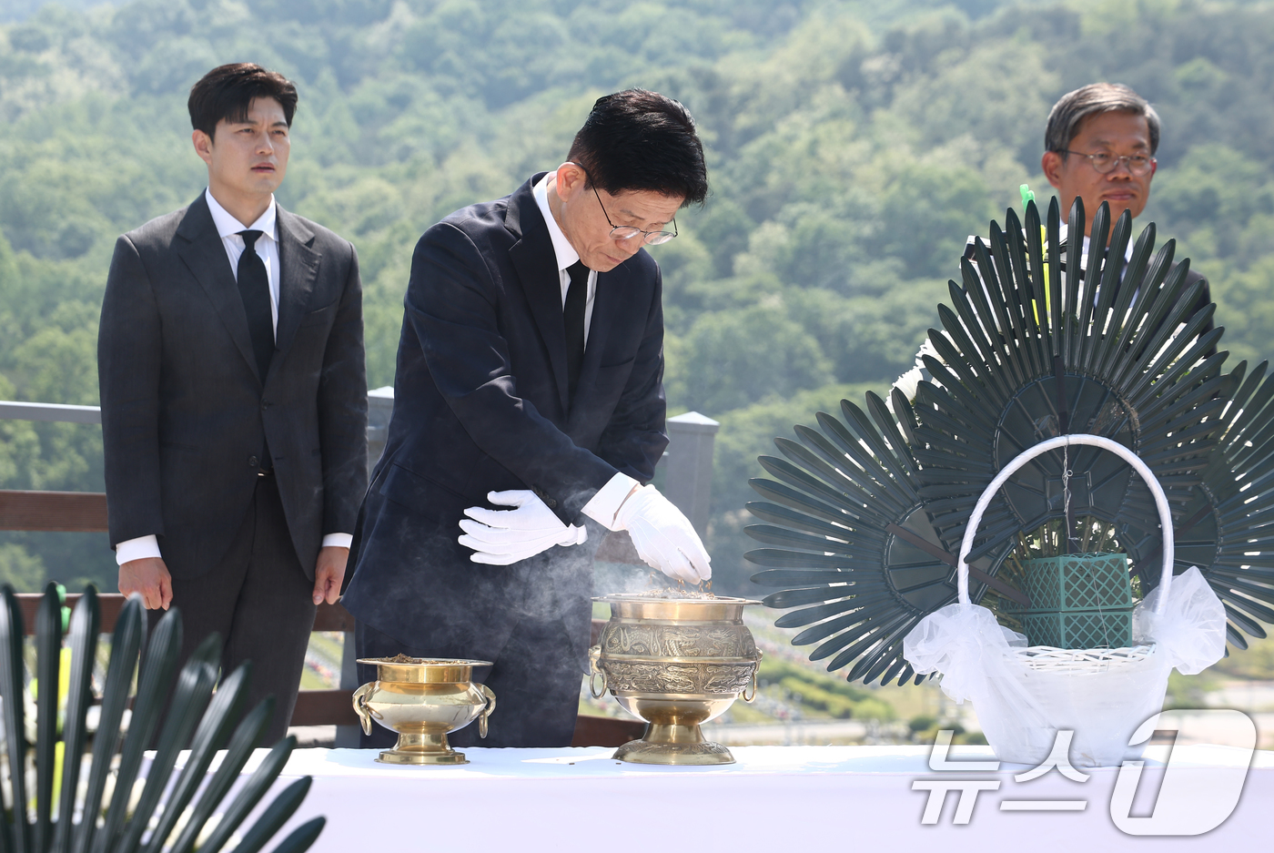 (대전=뉴스1) 김민지 기자 = 김문수 국민의힘 대통령 후보가 12일 대전 유성구 국립대전현충원 제2연평해전·연평도 포격전 전사자 묘역을 찾아 참배하고 있다. 왼쪽은 김용태 비상대 …