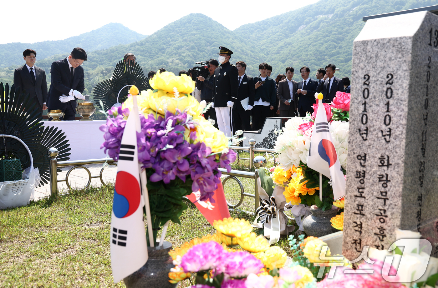 (대전=뉴스1) 김민지 기자 = 김문수 국민의힘 대통령 후보가 12일 대전 유성구 국립대전현충원 제2연평해전·연평도 포격전 전사자 묘역을 찾아 참배하고 있다. 왼쪽은 김용태 비상대 …